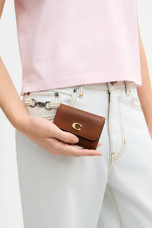 Tarjetero de cuero tipo cartera Coach para mujer