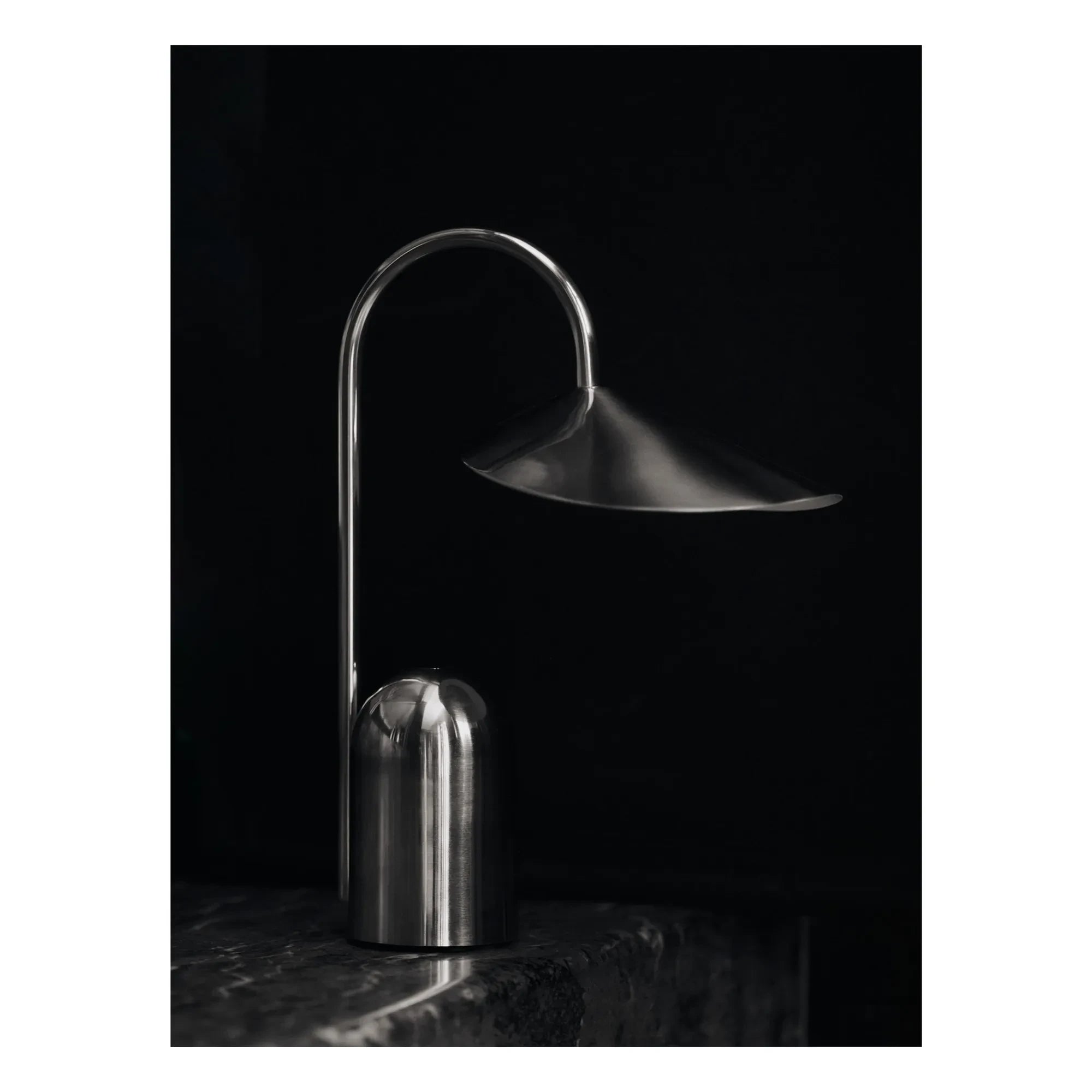 Ferm Living - Lámpara de mesa Arum | Acero