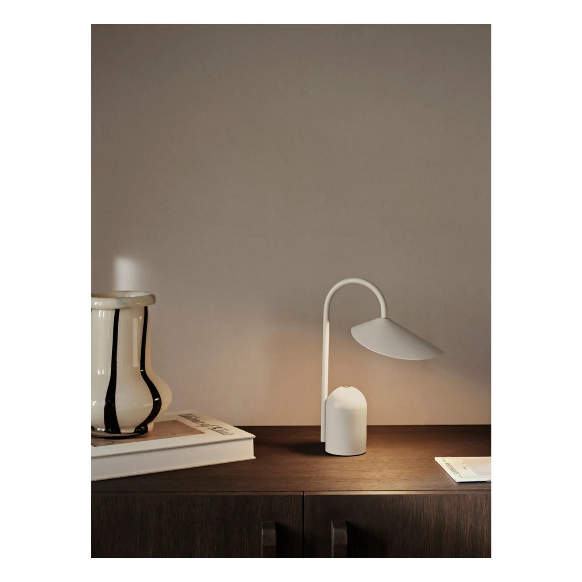Ferm Living - Lámpara de mesa Arum | Beige