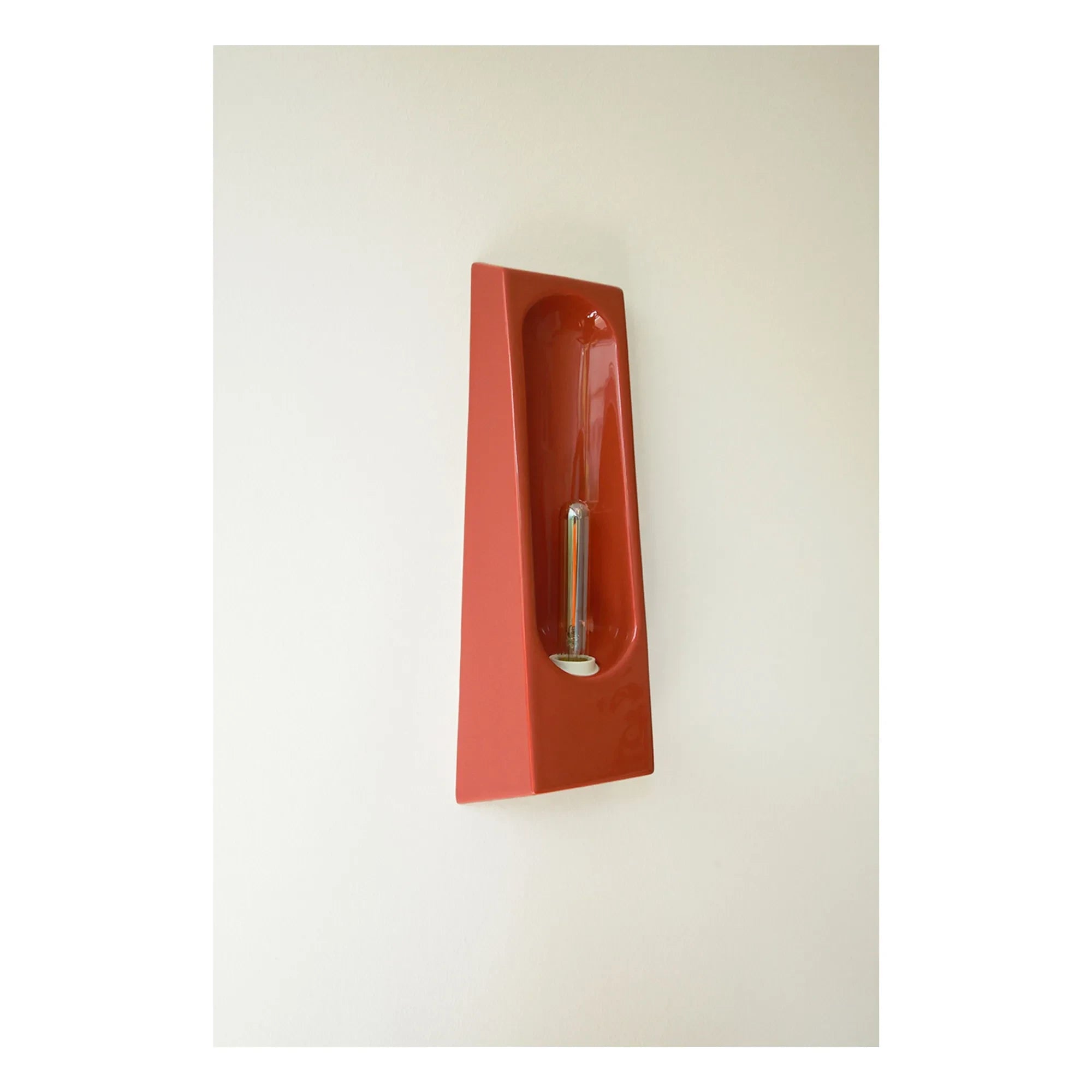 Violaine d'Harcourt - Lámpara de pared Alkov | Rojo carmín