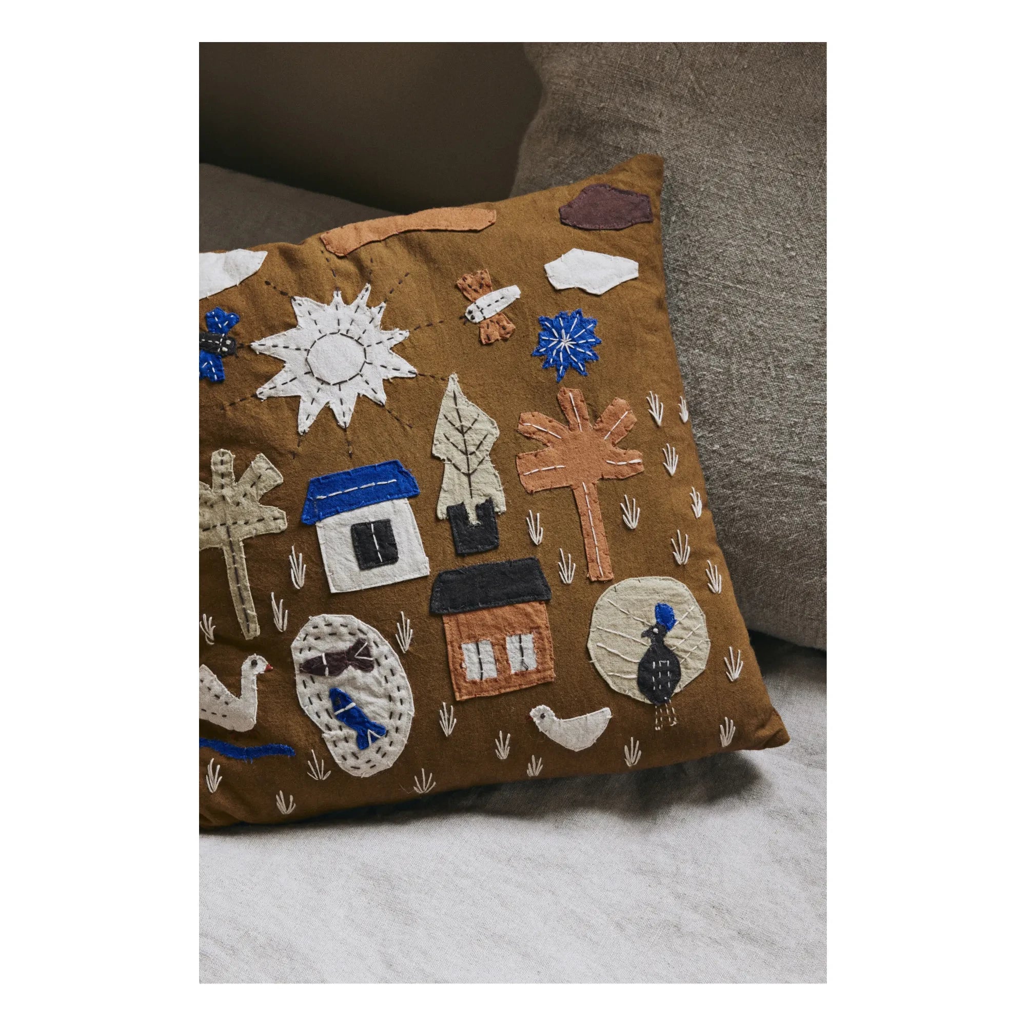 Ferm Living Kids - Cojín Village | Camel