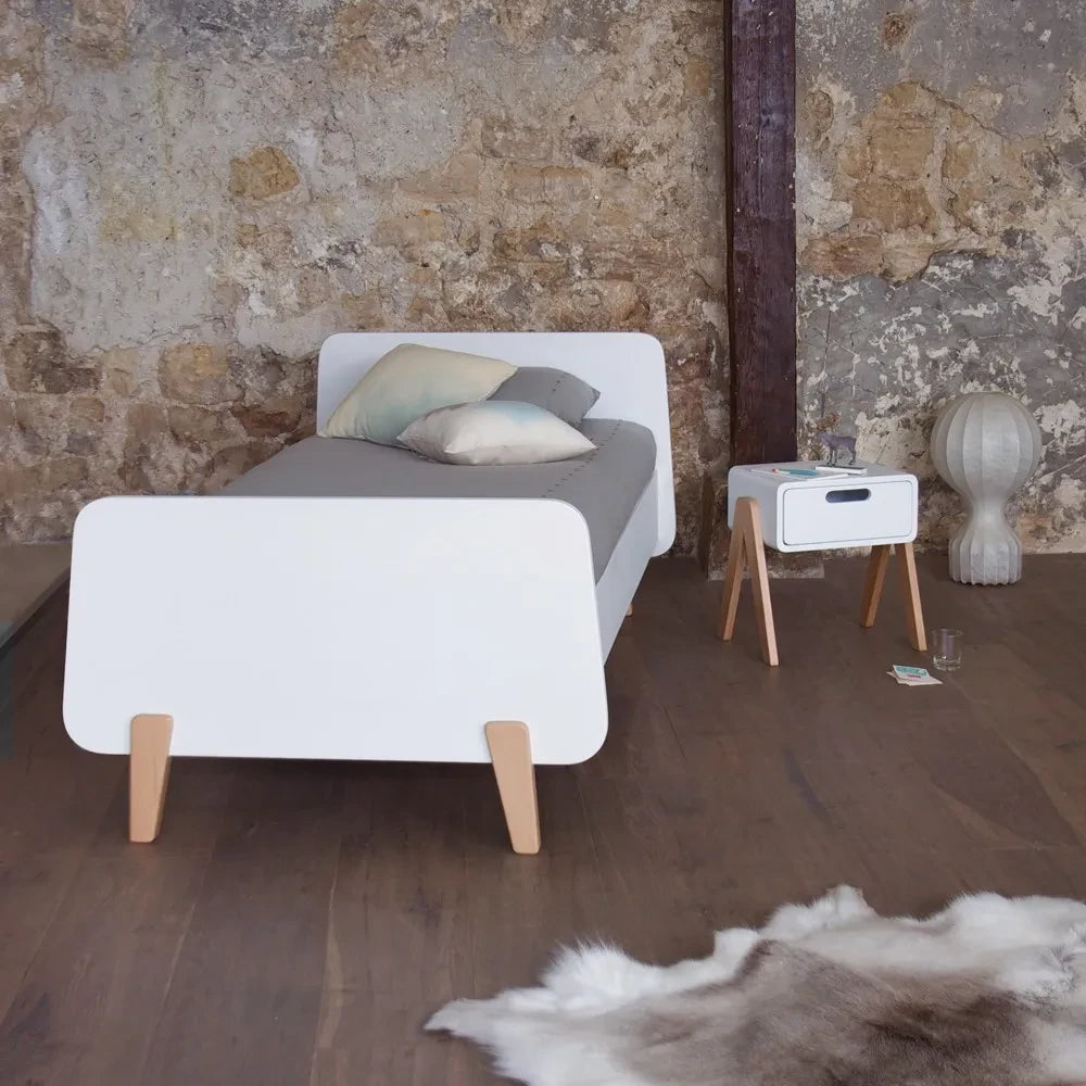 Laurette - Cama de madera natural con patas MM | Blanca