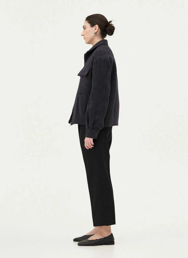 Noyoco - Chaqueta de lana reciclada con patrón de espiga Kinsale | Azul marino