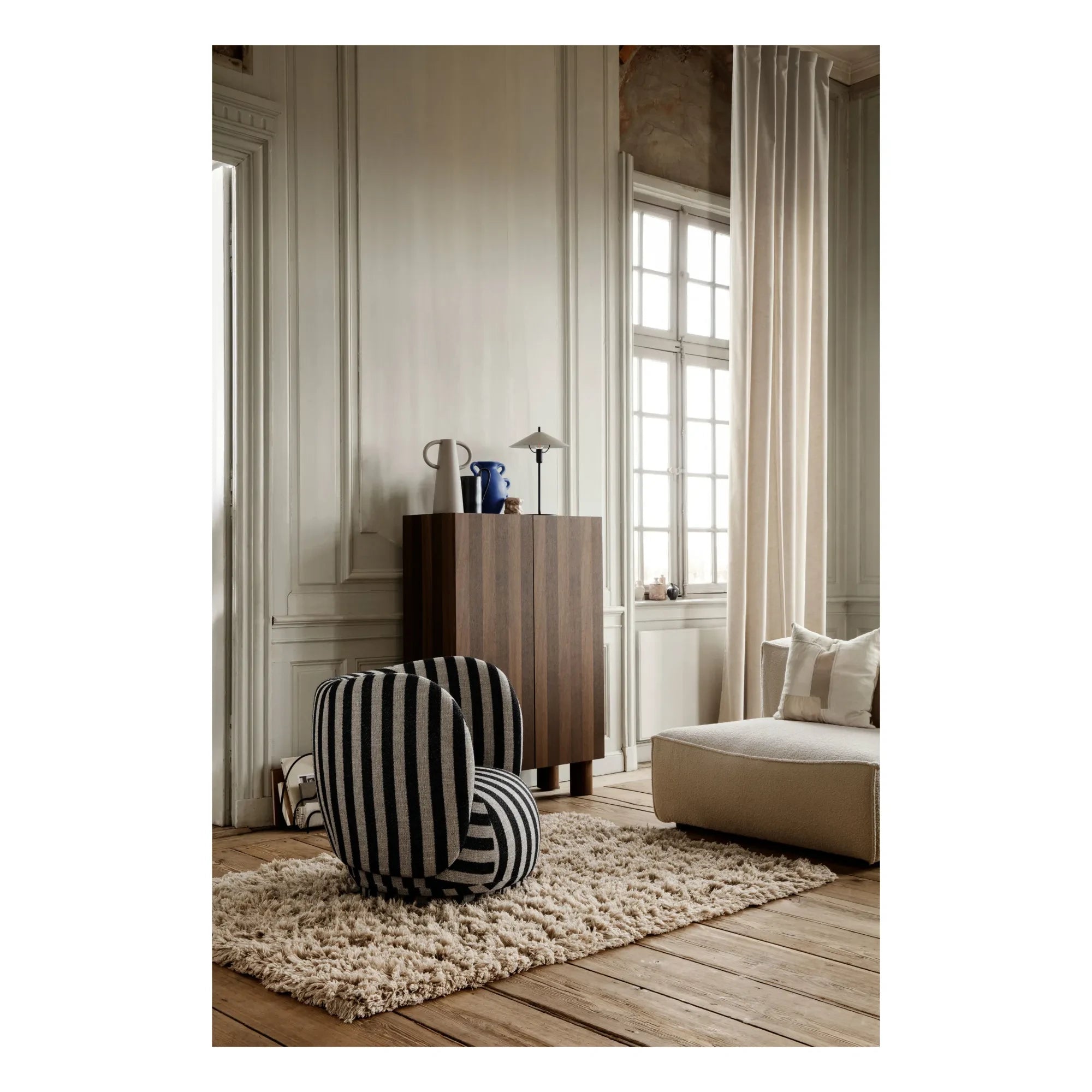 Ferm Living - Consola de madera Post - FSC | Roble ahumado