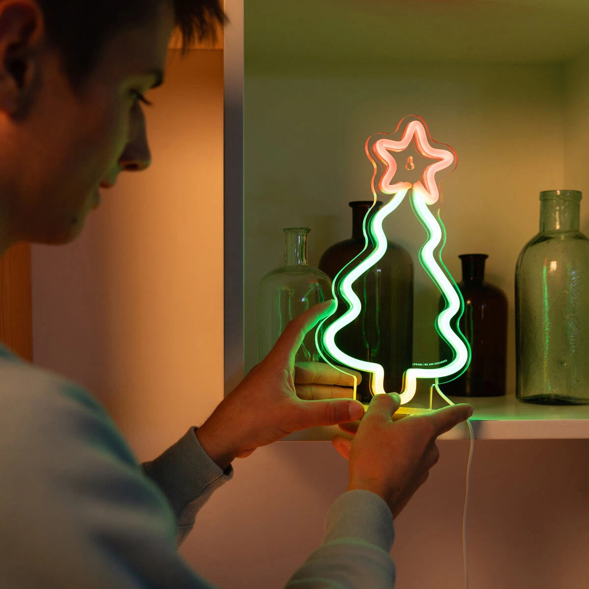 Legami - Lámpara LED de efecto neón - Árbol de Navidad - Es un signo