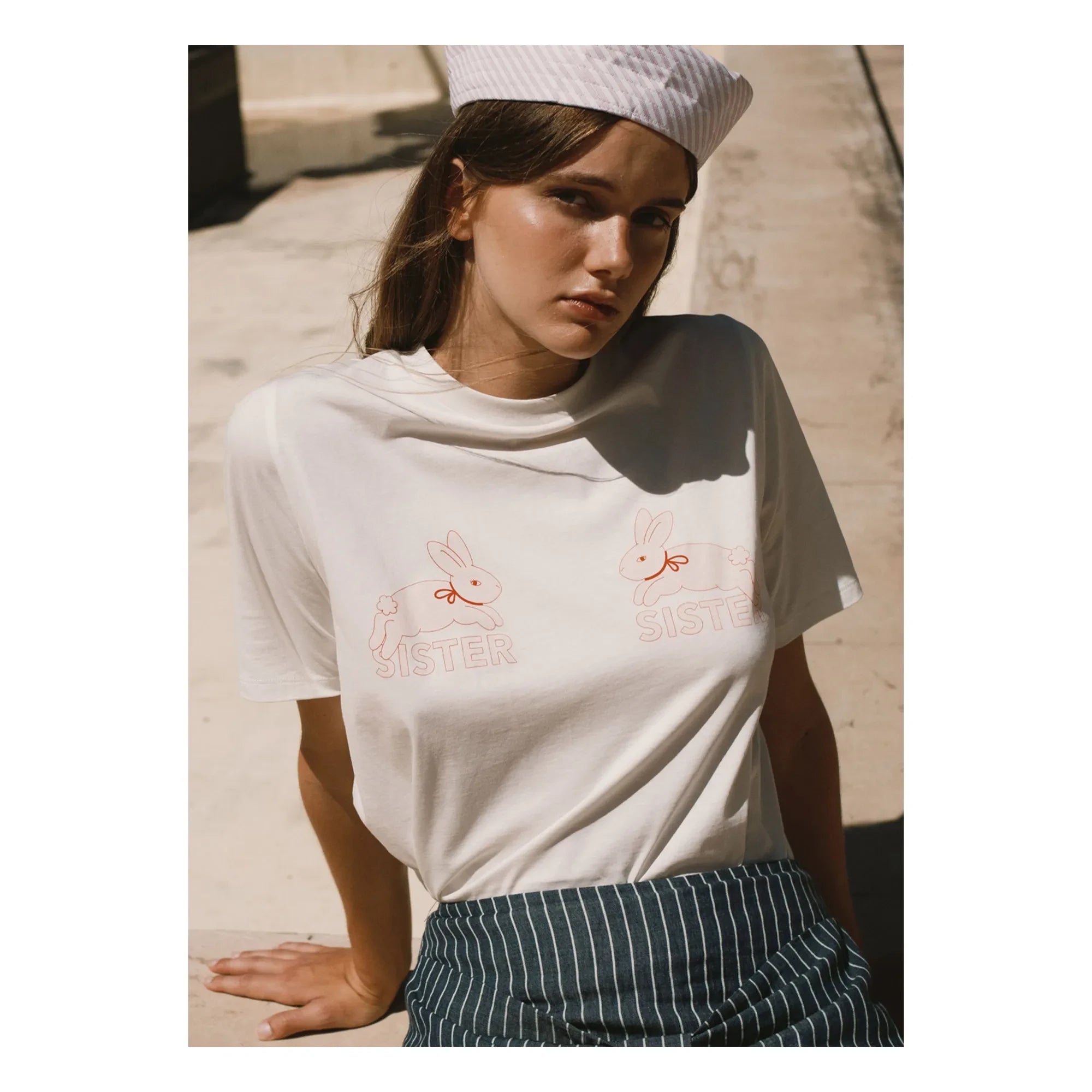 The Tiny Big Sister - Camiseta conejo de algodón orgánico | Blanco roto