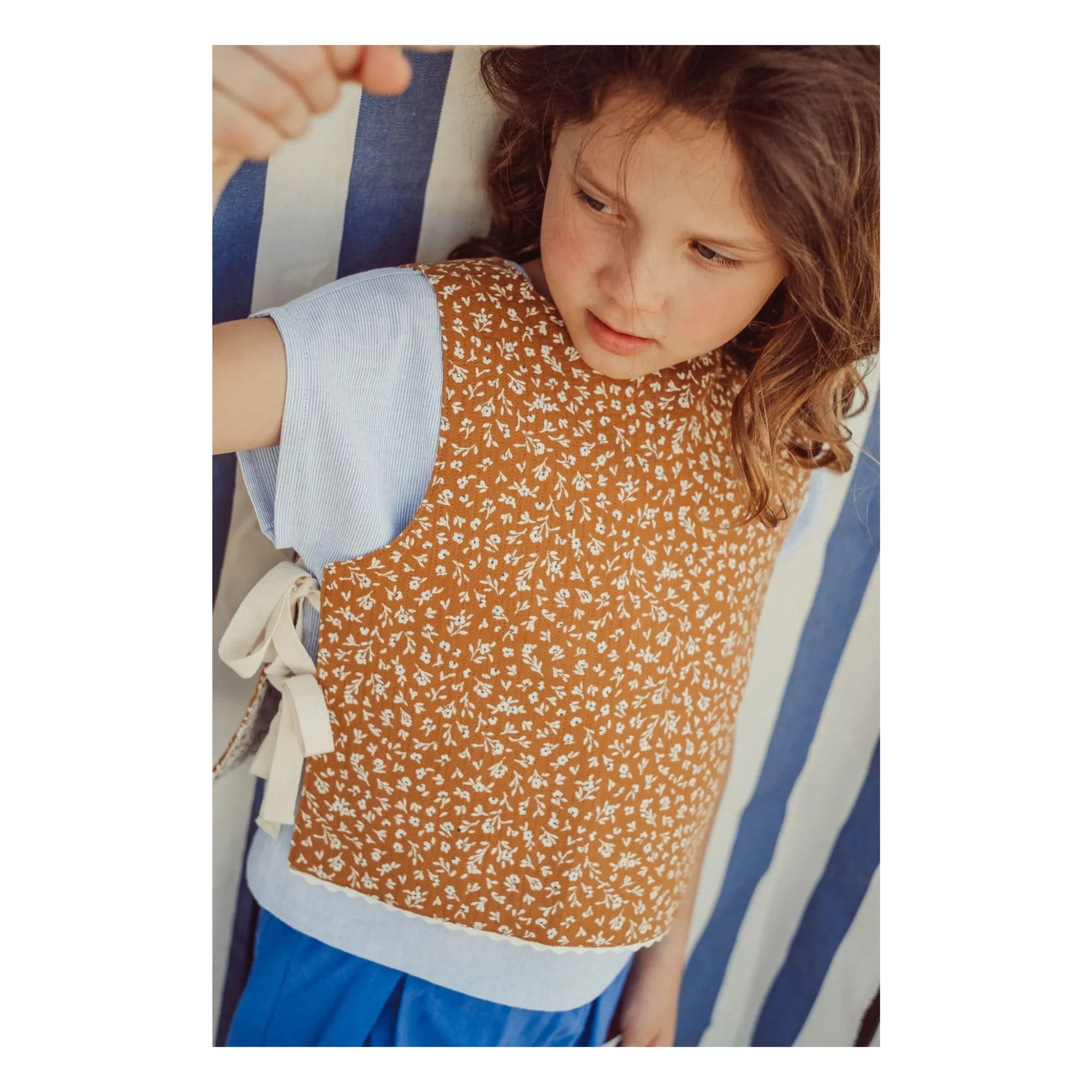 THE LiTTLE POETS - Chaqueta sin mangas reversible de algodón orgánico Louise | Caramelo