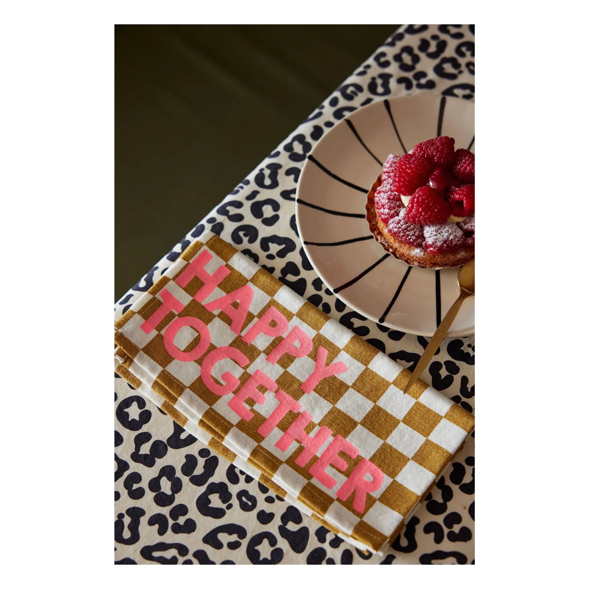 Rose in April - Thelma Graou mantel | Avena