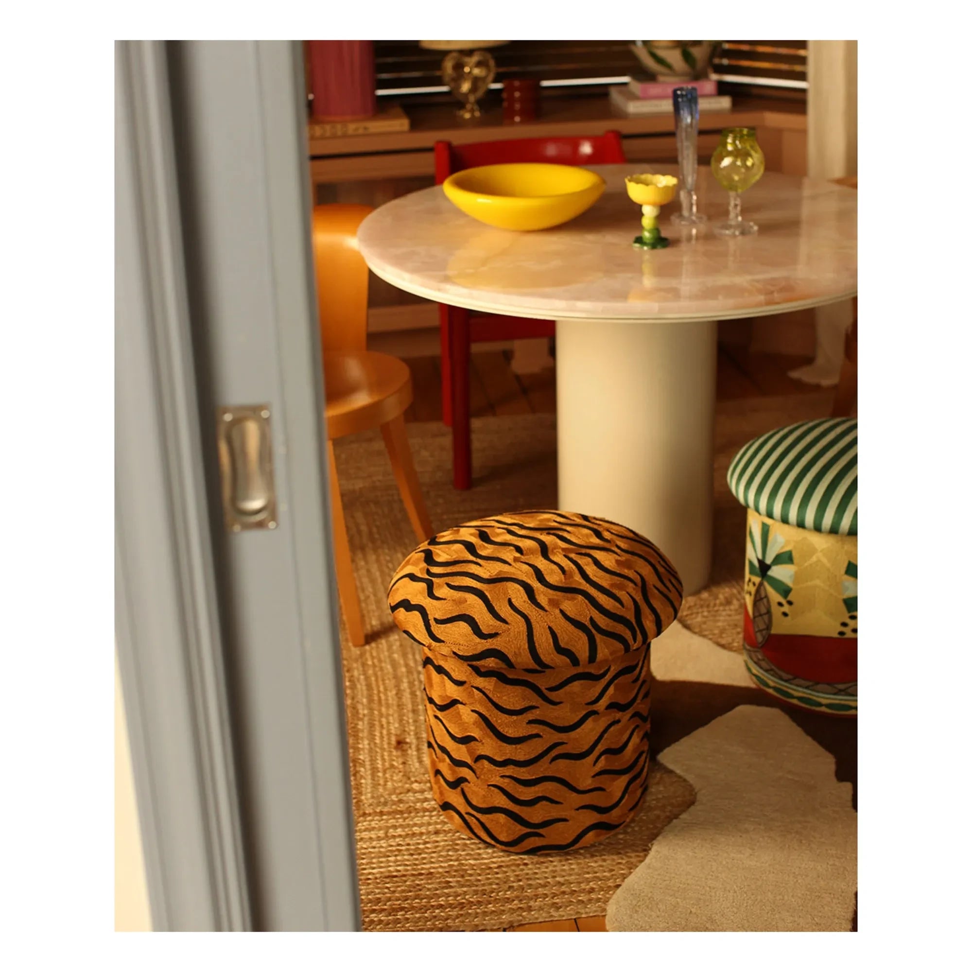 Puf bordado "Maya" de Doing Goods | Camello