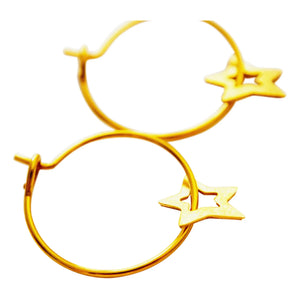 Adorable - Pendientes de aro de estrella pequeña x Smallable | Dorado