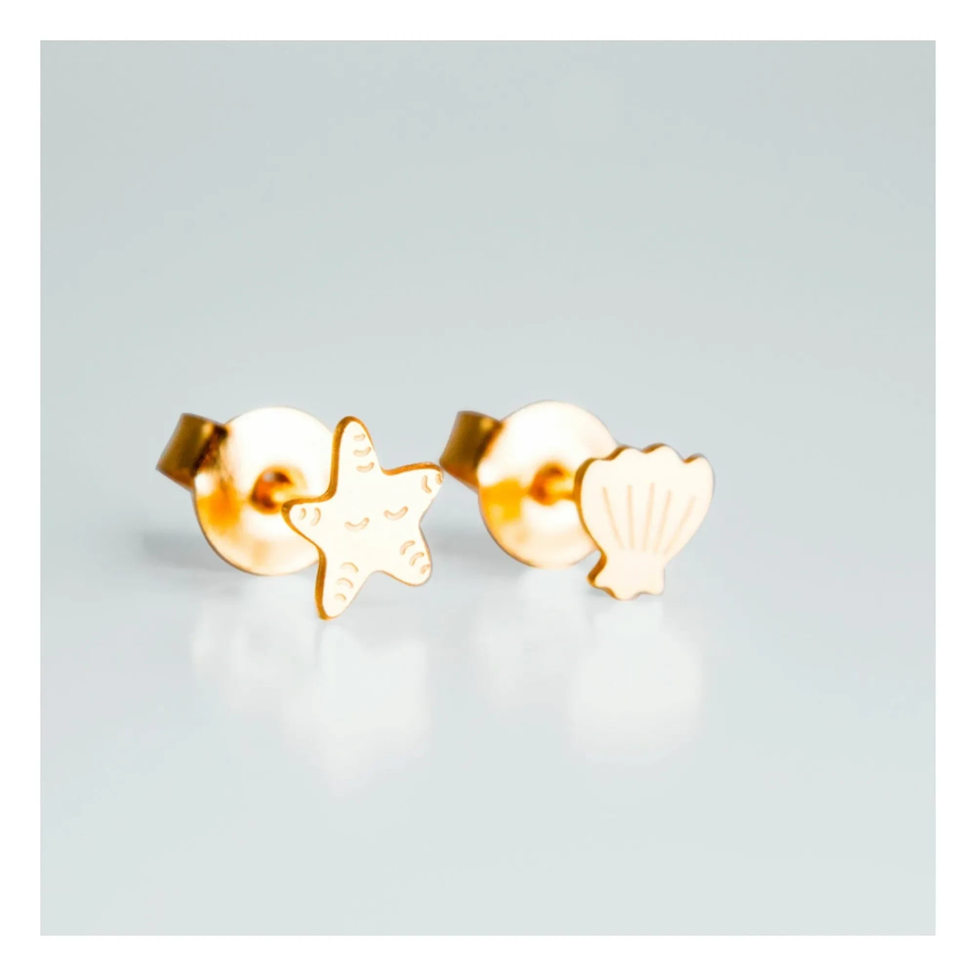 Adorabili - Pendientes Asimétricos de Concha | Dorado