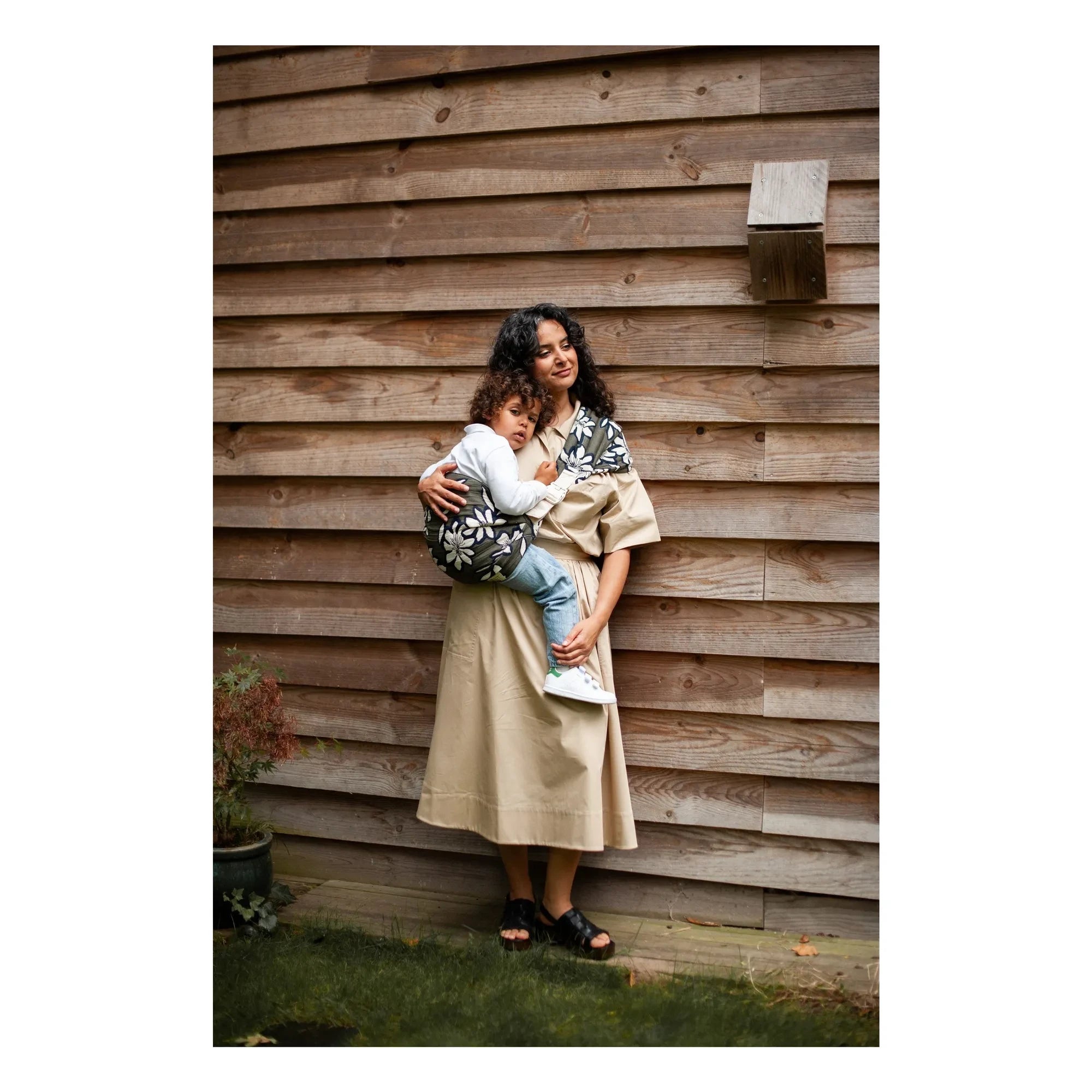 Mama Hangs - Mochila portabebés Carry & Walk | Caqui