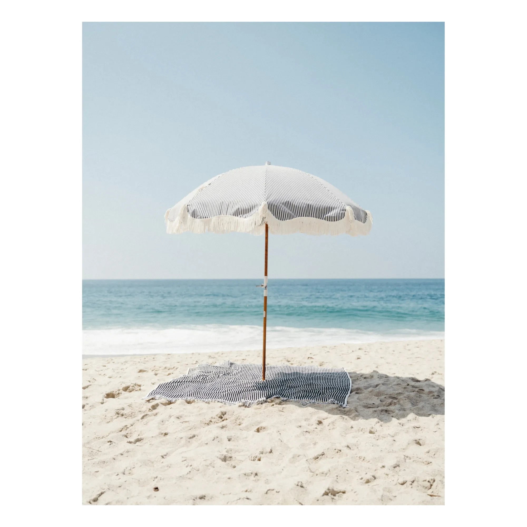 Business & Pleasure Co. - Sombrilla de playa prémium con flecos | Azul marino