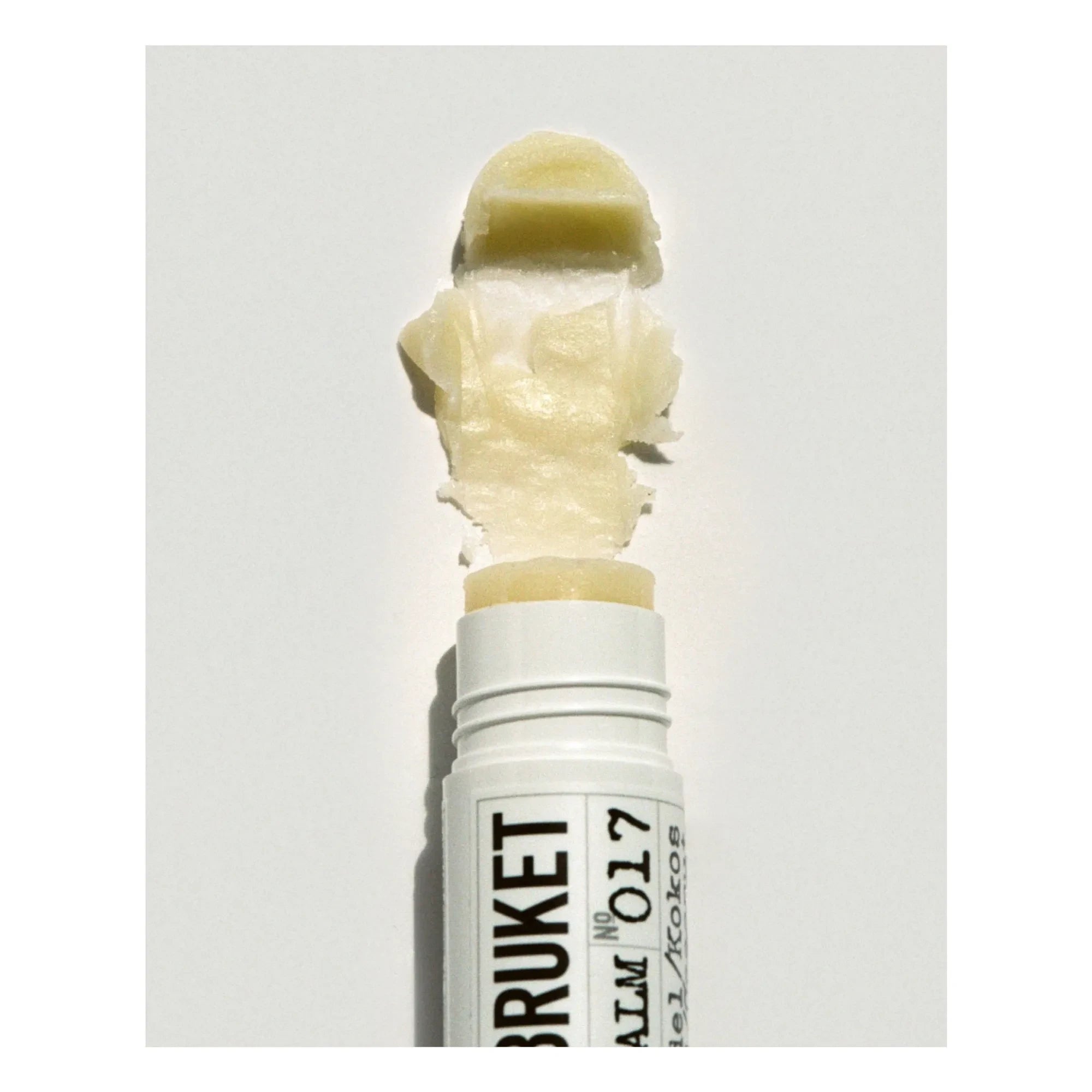 L:A BRUKET - 017 Bálsamo Labial Cosmos Almendra y Coco - 14 g