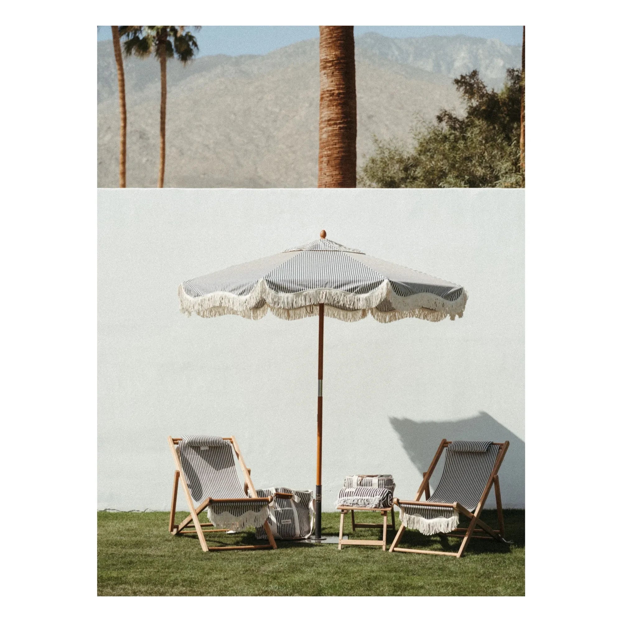 Business & Pleasure Co. - Sombrilla con flecos | Azul marino