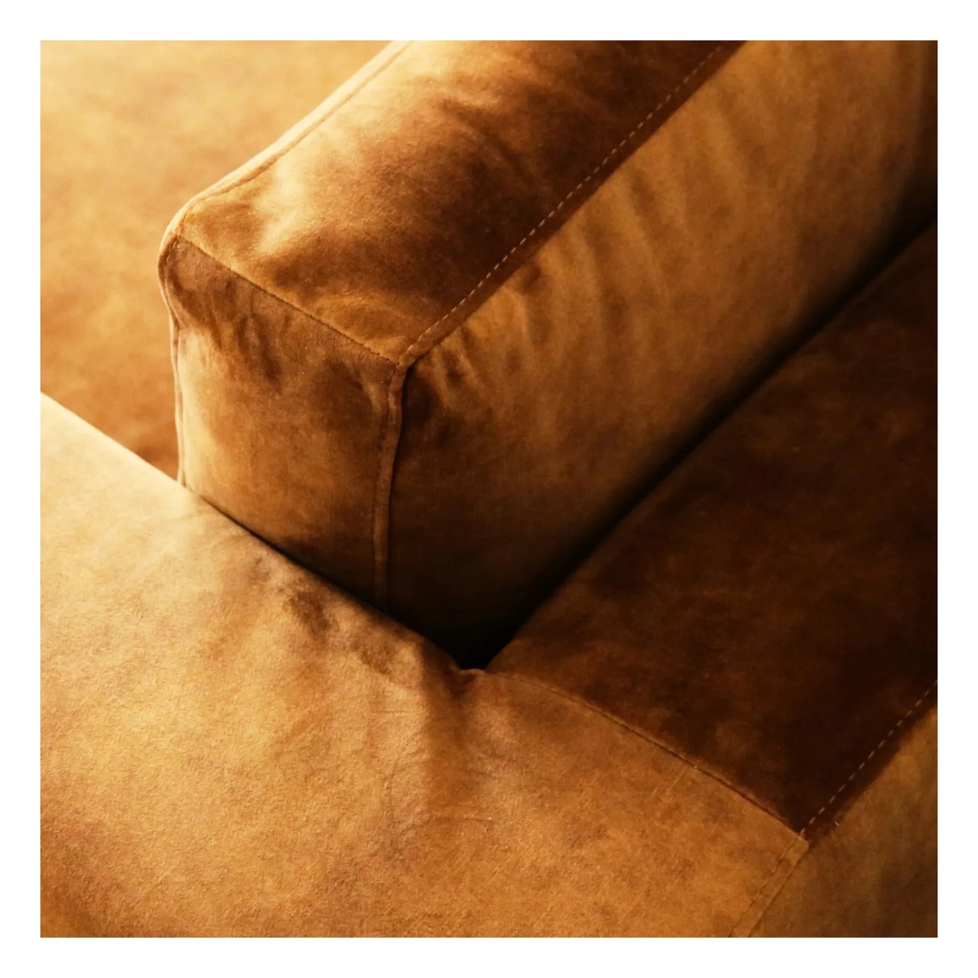 Sofá de terciopelo de 4 plazas Panac Edition - Bellechasse, ligero - 260 cm | Coñac