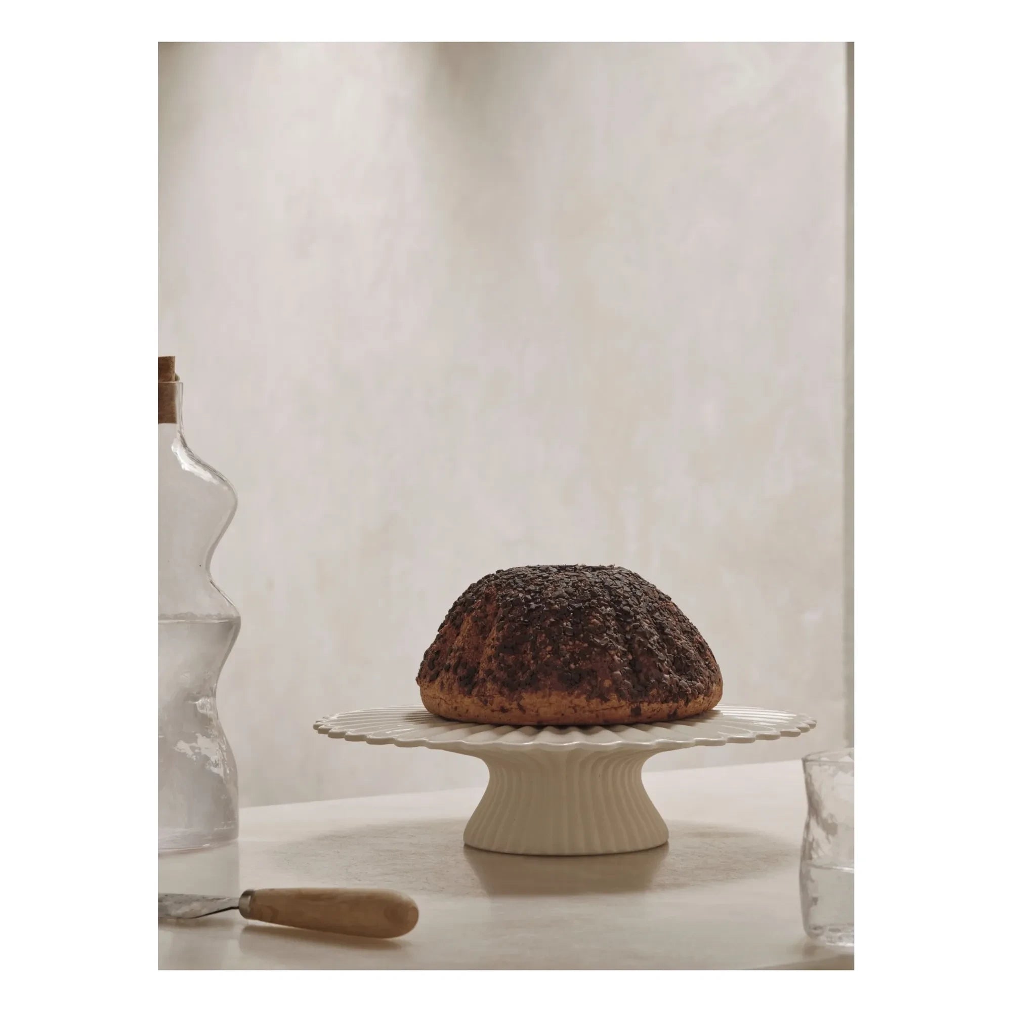 Ferm Living - Fuente de piedra, soporte para pasteles de cerámica | Blanco roto