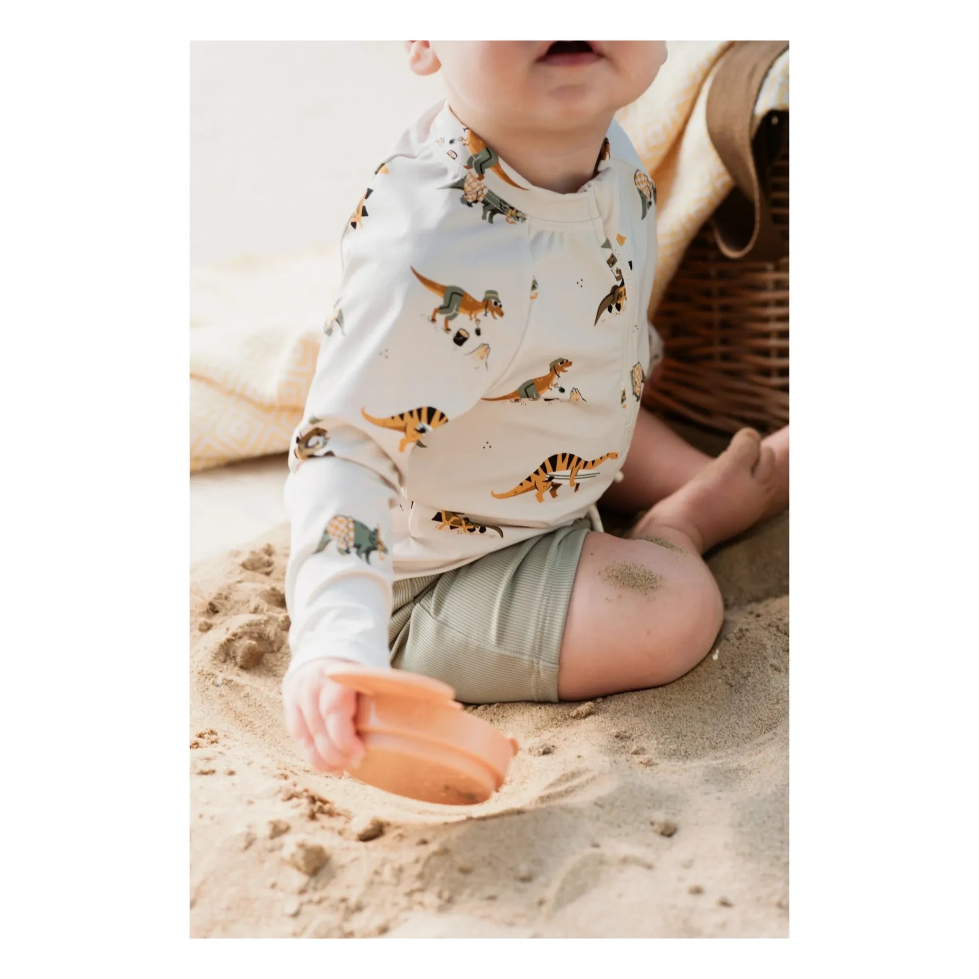 Petit Lem - Conjunto de camiseta y pantalón corto con protección UV de fibra reciclada con dinosaurios | Caqui