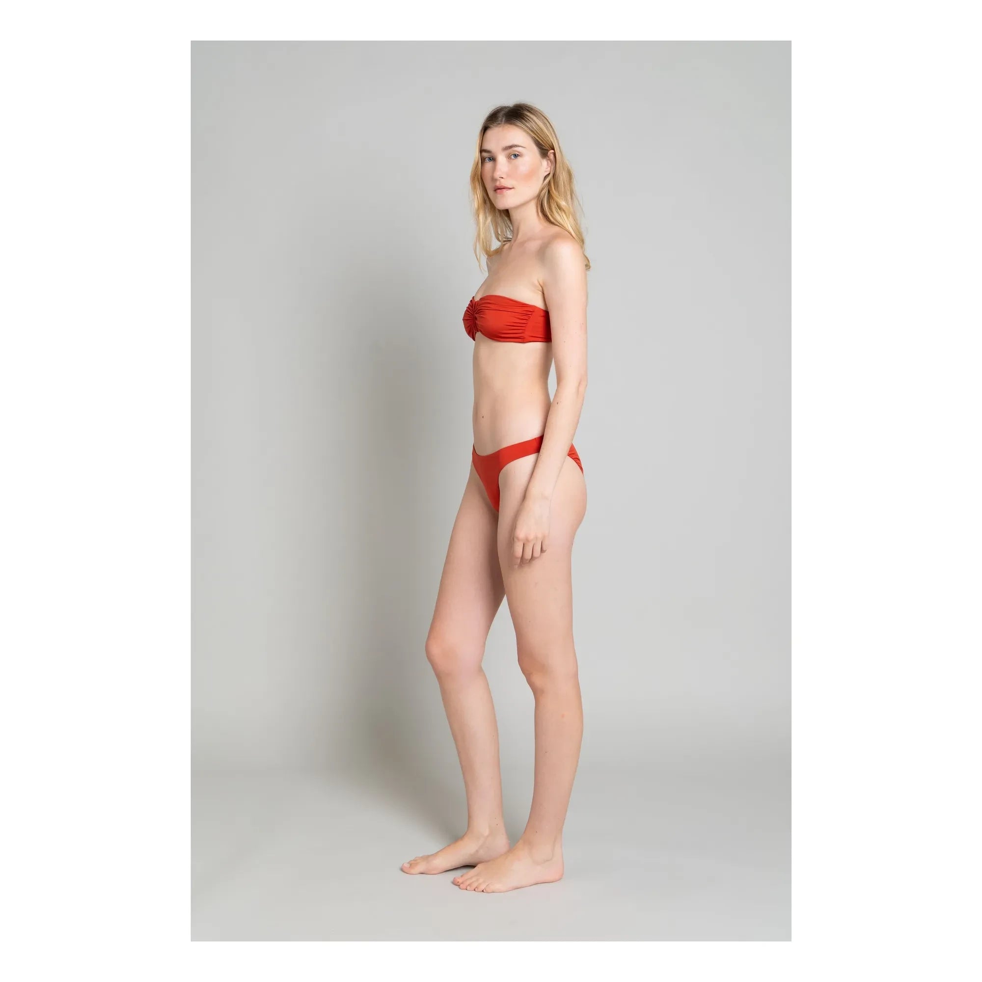 Smallable Woman - Bañador de corte bajo Lisa | Rojo ladrillo