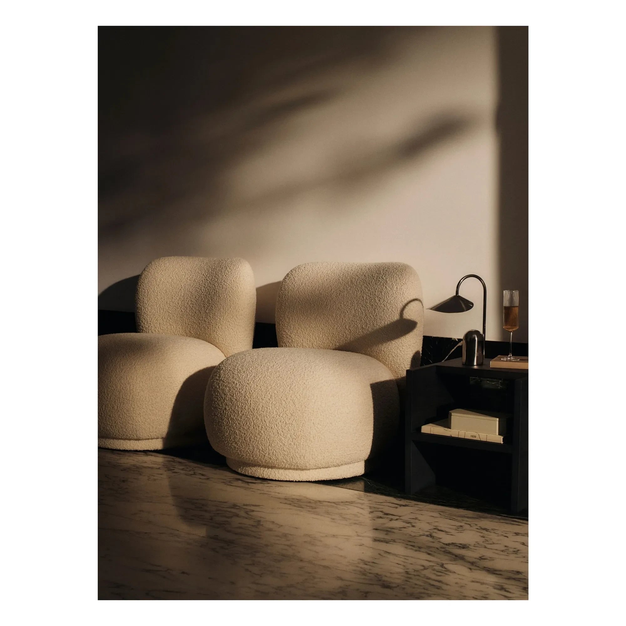 Ferm Living - Rico Piccolo sillón curvado de tela | Crema