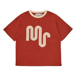Main Story - Camiseta de algodón orgánico con logo largo | Rojo ladrillo