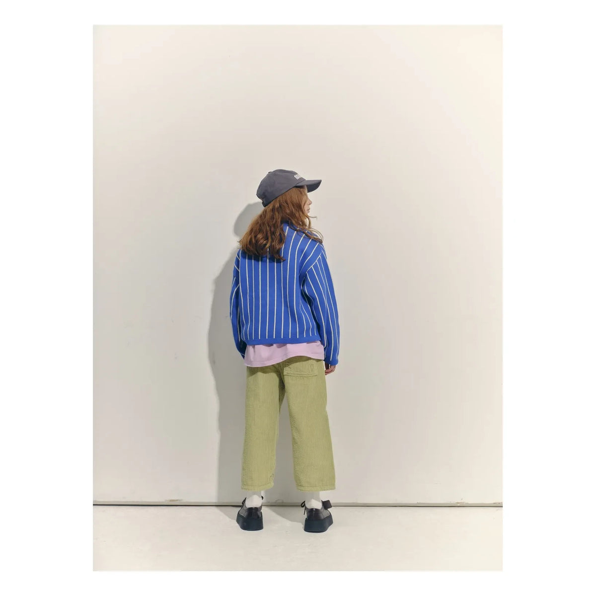 Main Story - Sudadera con cuello de pico de algodón orgánico a rayas | Azul eléctrico