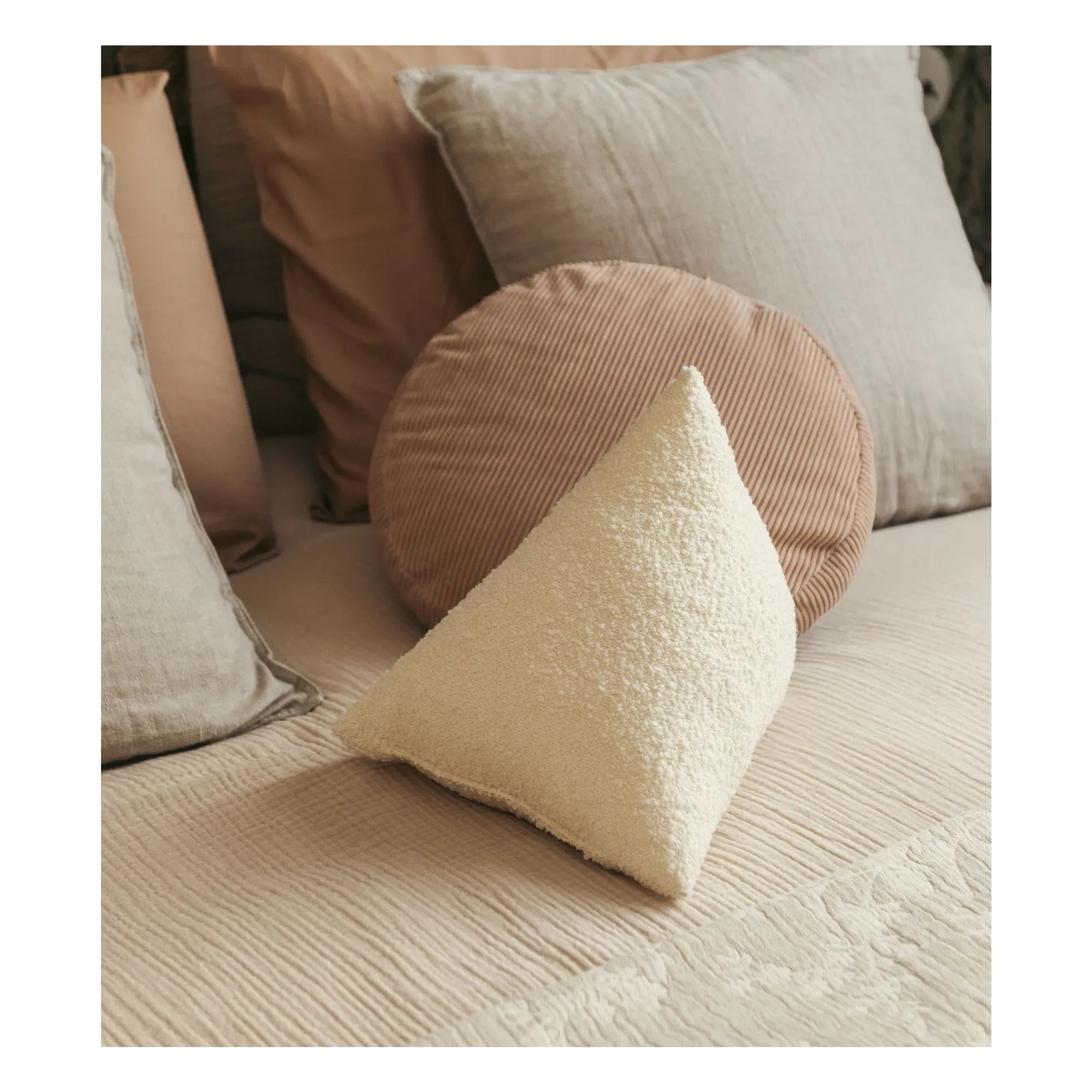 The Socialite Family - Cojín de lana bouclette divino | Crema