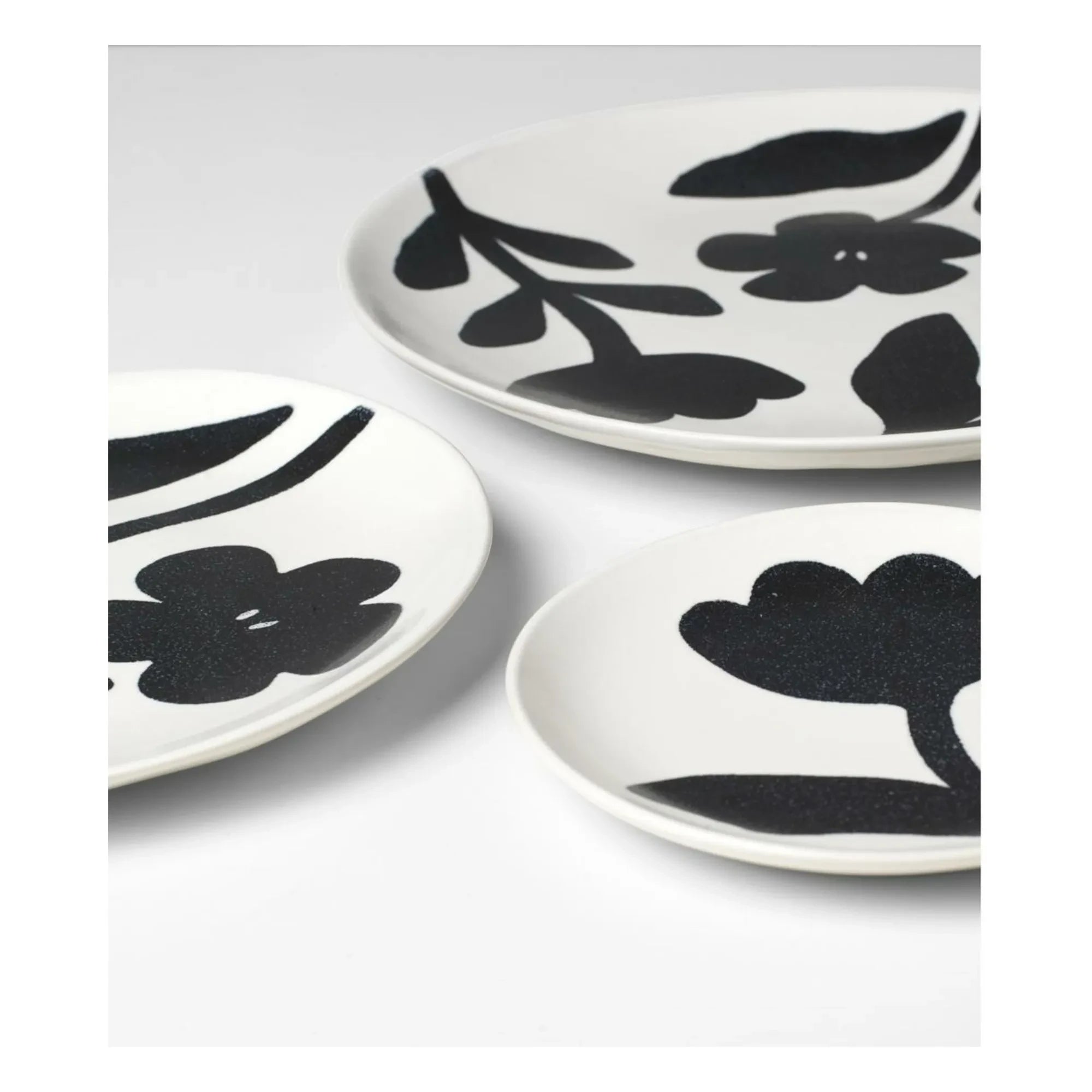 Broste Copenhagen - Plato cerámico de gres Flora | Negro