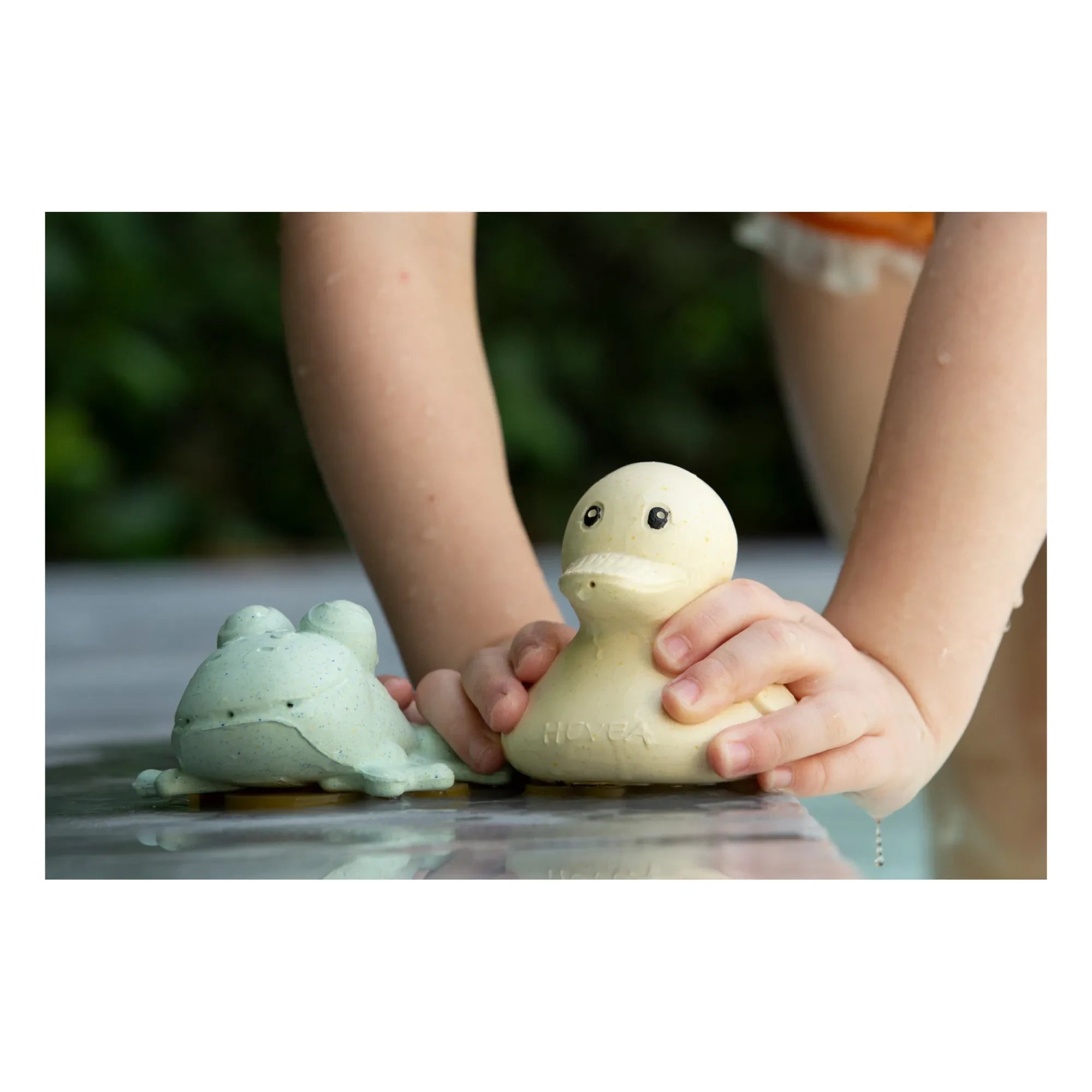 Hevea - Juego de juguetes de baño reciclados - Pato y rana | Salvia