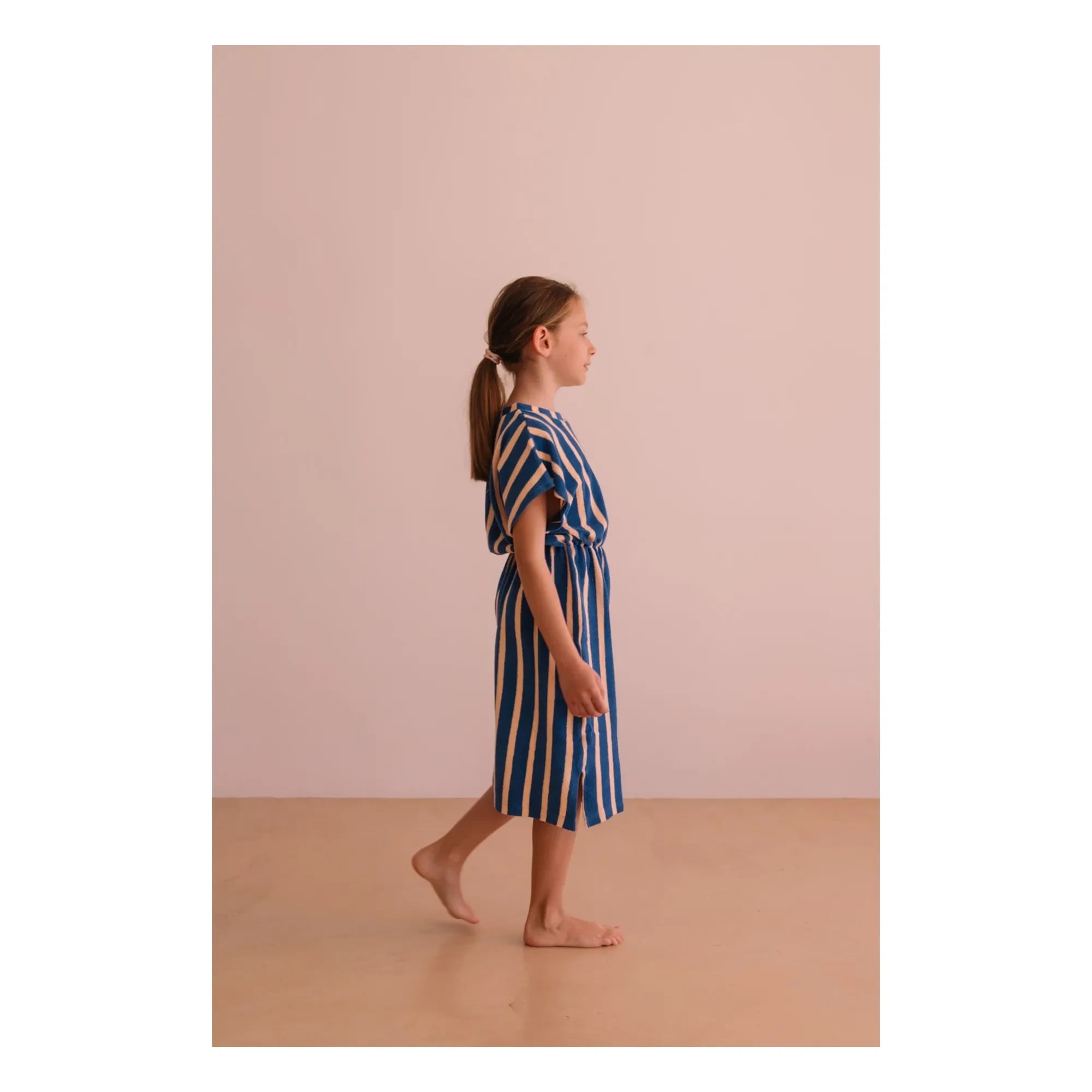 We Are Kids - Vestido de toalla de algodón orgánico a rayas de April | Azul