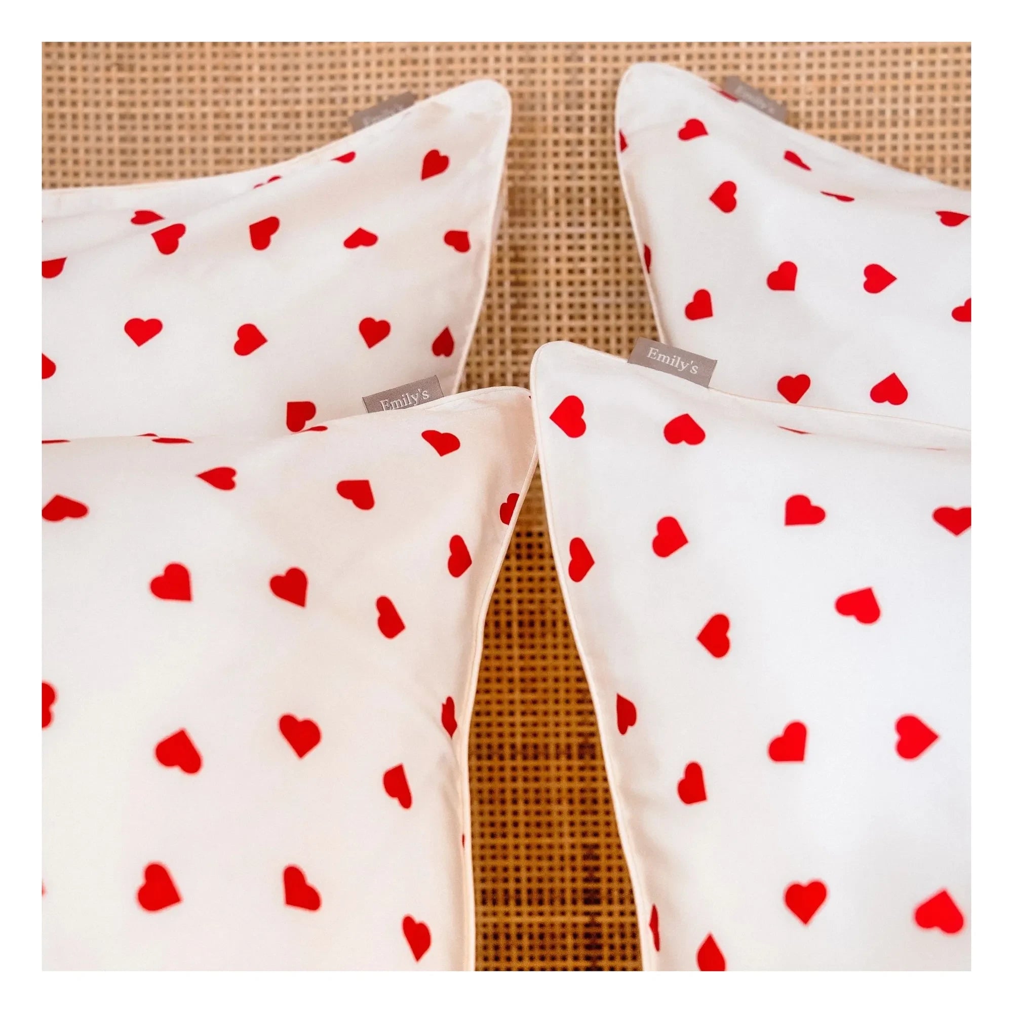 Funda de almohada de seda de morera Emily's Pillow con estampado de corazón | Crema
