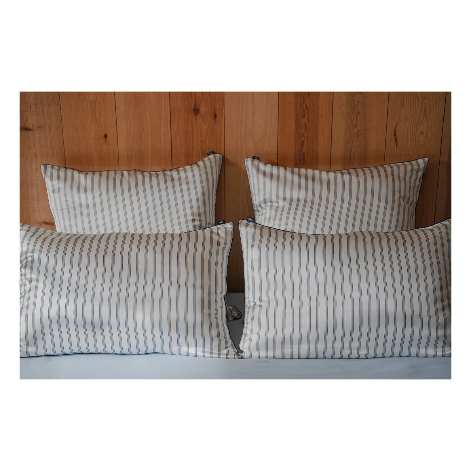 Emily's Pillow - Mürekkep balığı desenli, ince çizgili, saf ipek yastık kılıfı | Mavi