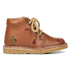 Petit Nord - Botines clásicos bordados con mariquitas - Colección Uniqua | Camello