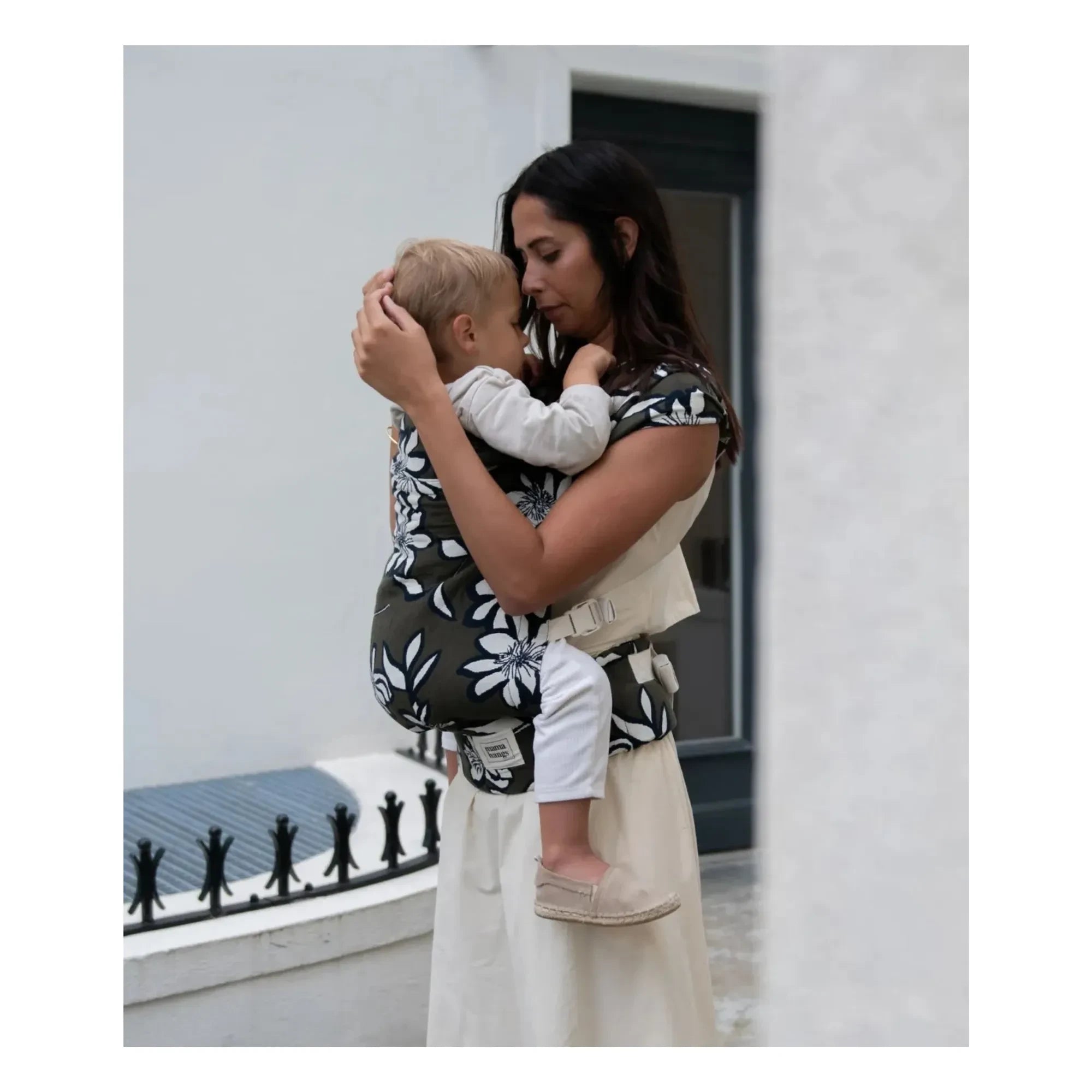 Mama Hangs - Mochila portabebés Carry & Bloom | Caqui