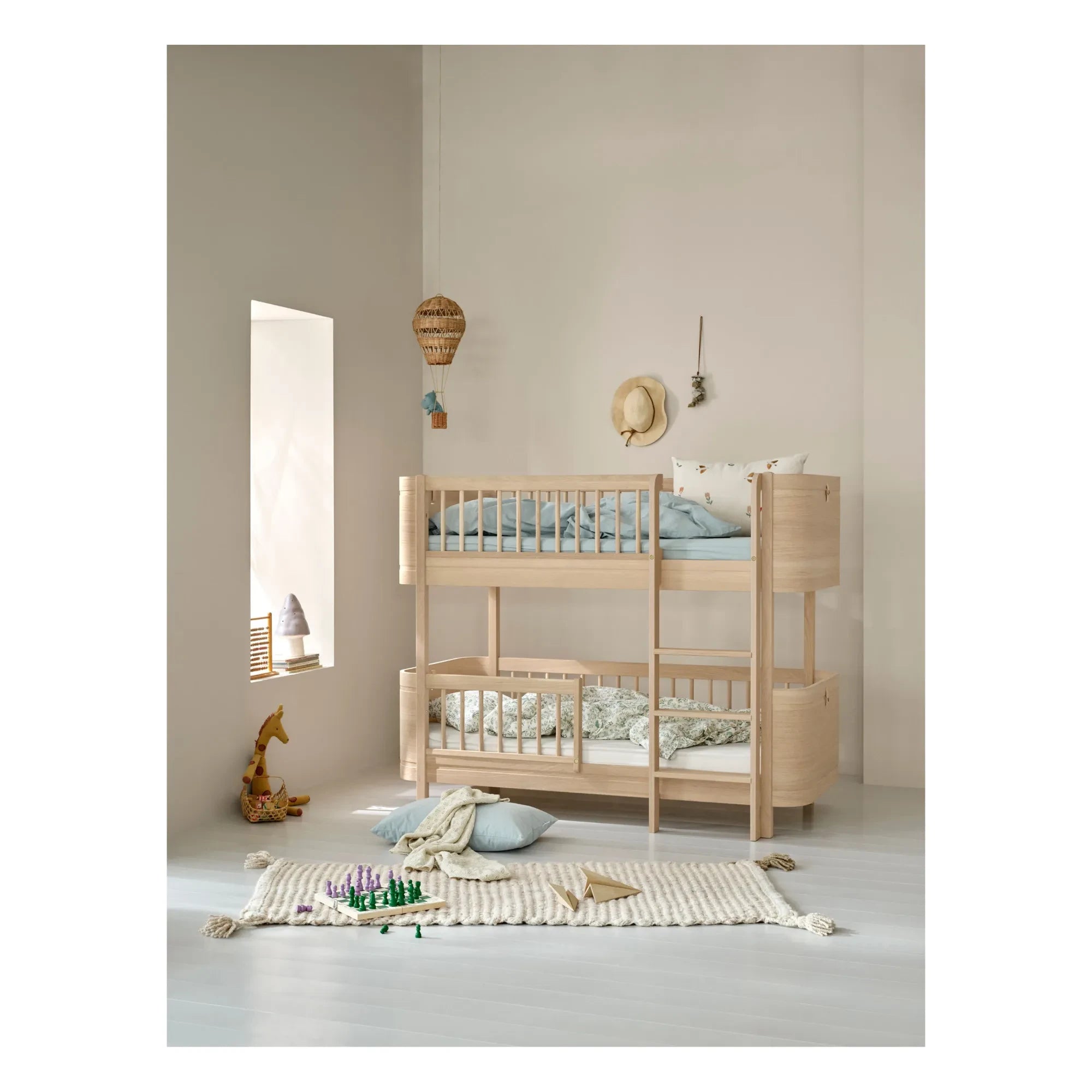 Oliver Furniture - Litera semi-alta Mini+ de roble | Roble