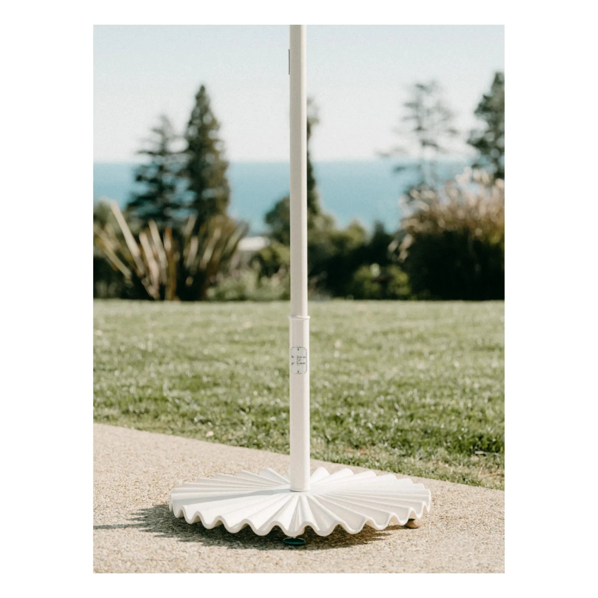 Business & Pleasure Co. - Base para sombrilla moldeada | Blanca