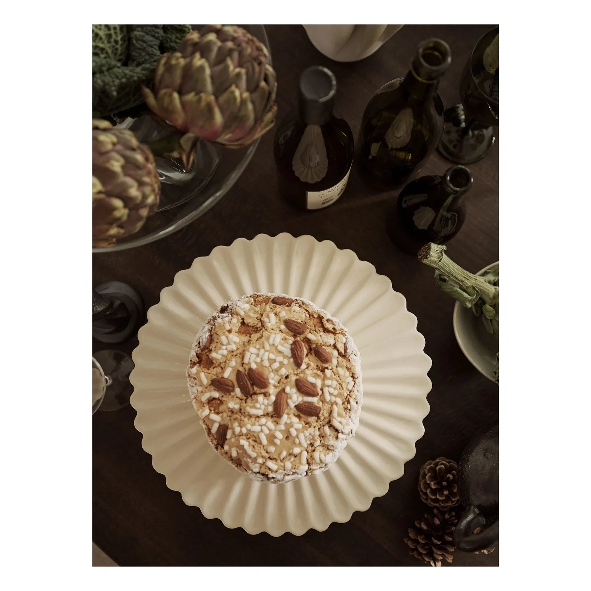 Ferm Living - Fuente de piedra, soporte para pasteles de cerámica | Blanco roto