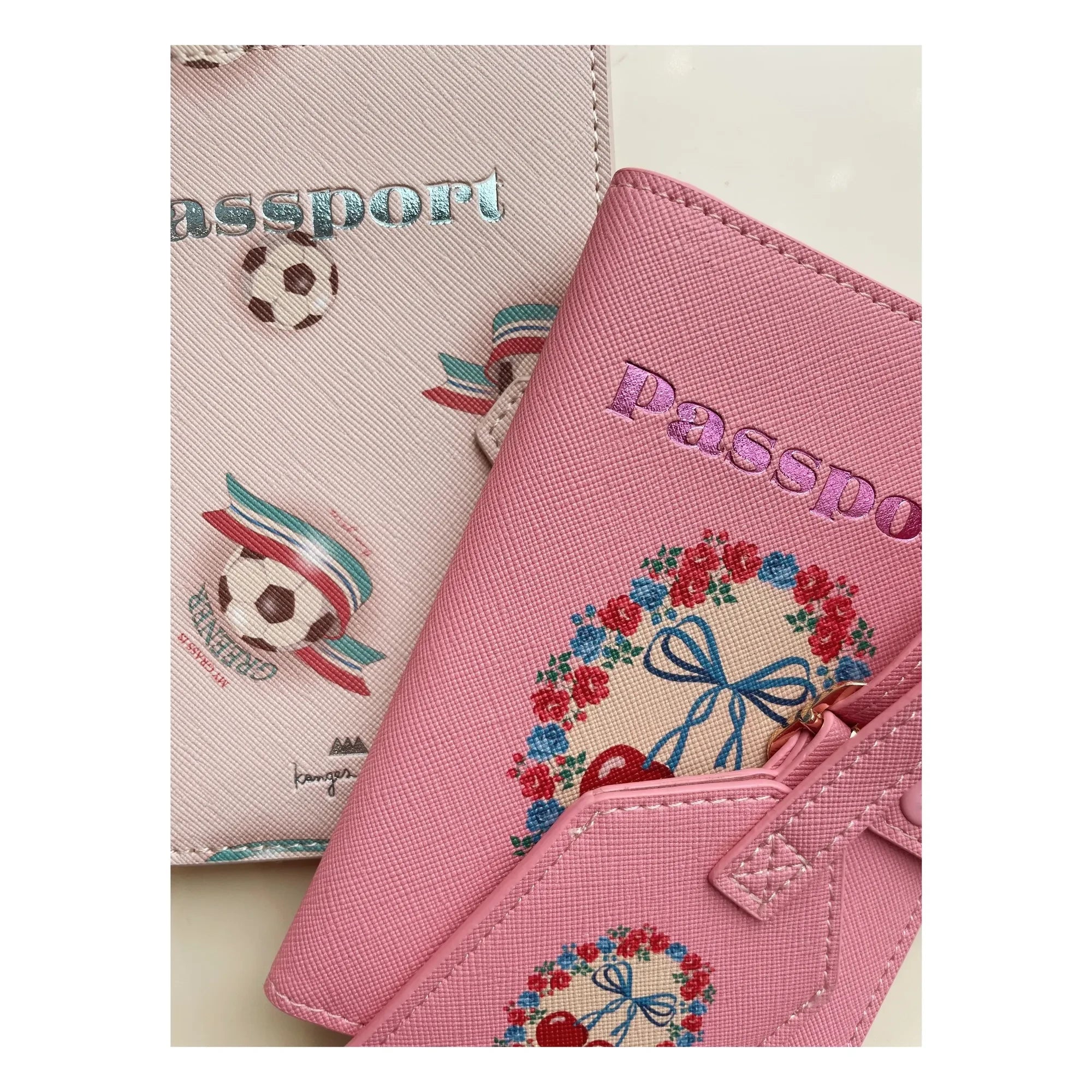 Konges Sløjd - Funda para pasaporte y etiqueta de equipaje Kick It | Beige