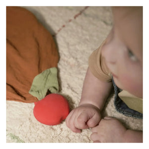 Oli & Carol - Sujetador de chupetes de peluche Pepa la Manzana | Rojo