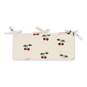 Konges Sløjd - Bolsillo de cuna acolchado cereza | Rojo cereza