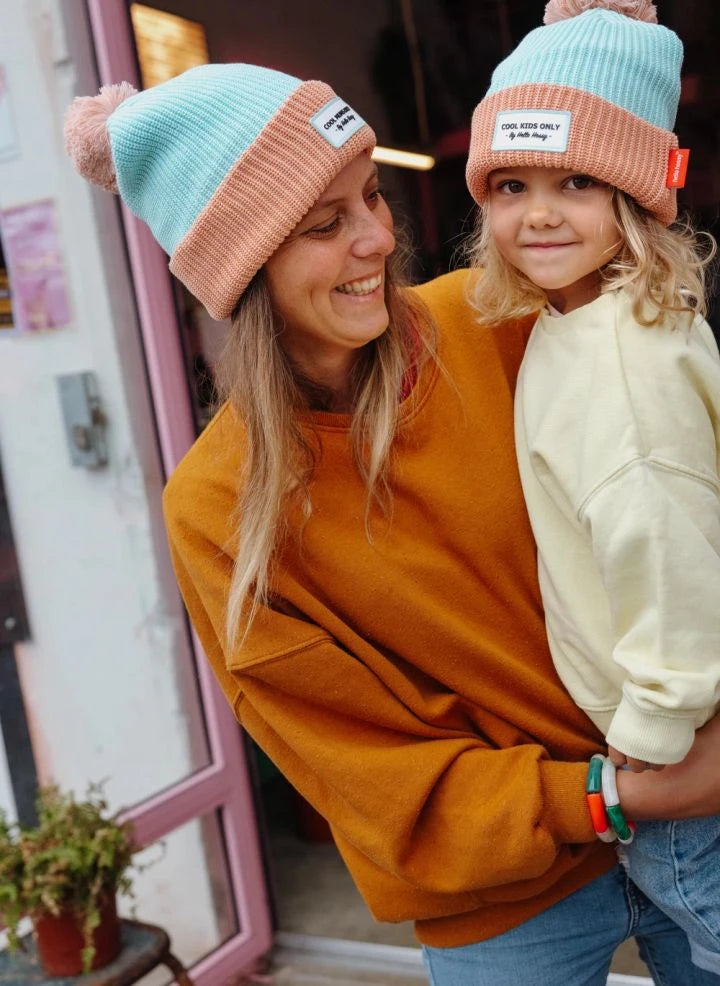 Hello Hossy - Gorra de Algodón Orgánico con Pompones y Bloques de Color | Azul