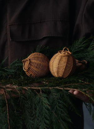 Ferm Living - Adornos navideños de ratán trenzado - set de 2