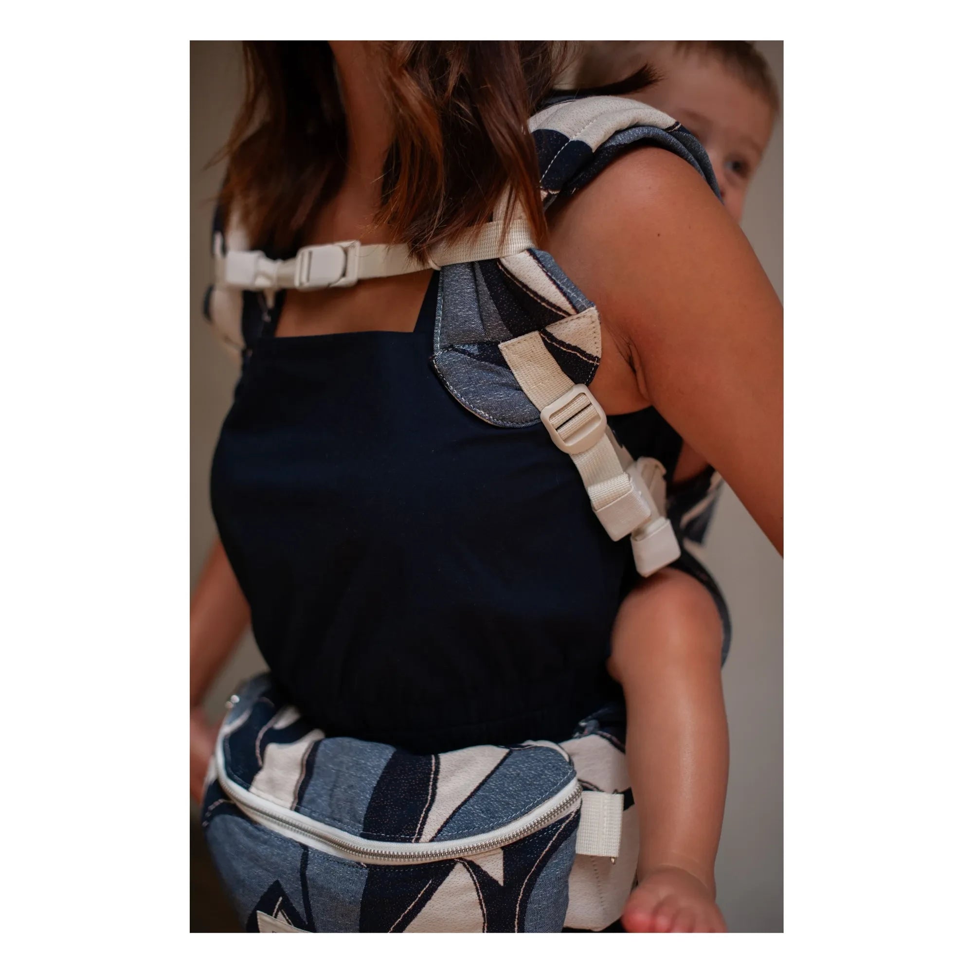 Mama Hangs - Portabebés Carry & Bloom | Índigo