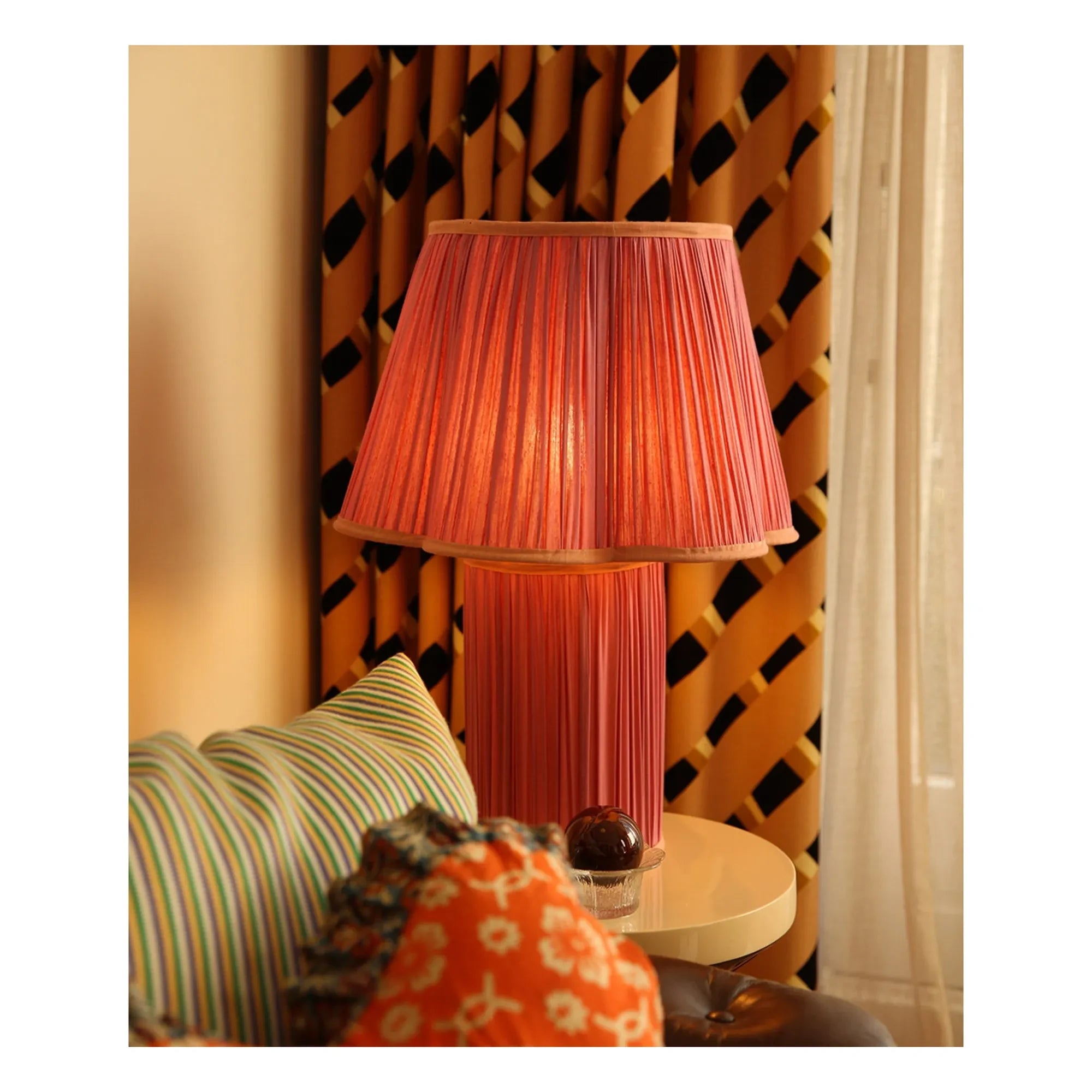Doing Goods - Lámpara de mesa de seda Myra | Fucsia