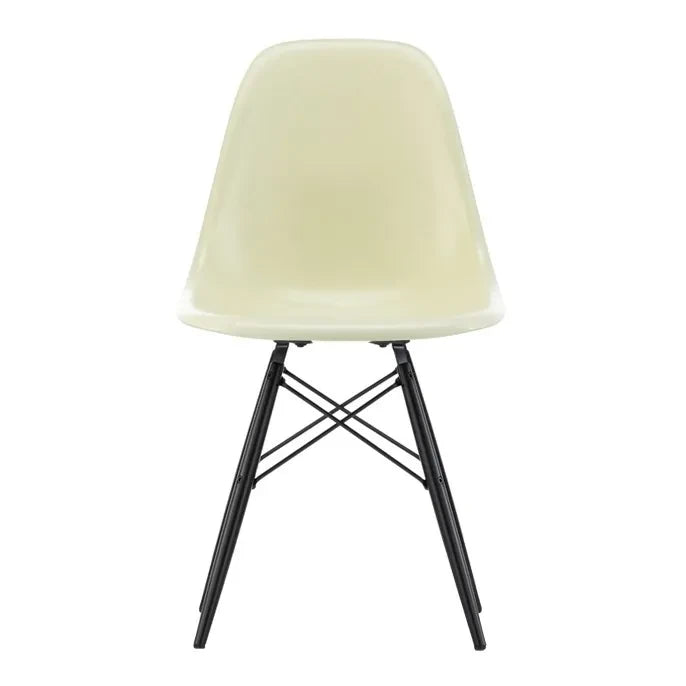 Vitra - Silla DSW Fiberglass - Charles & Ray Eames, 1950 | Eames Parchment