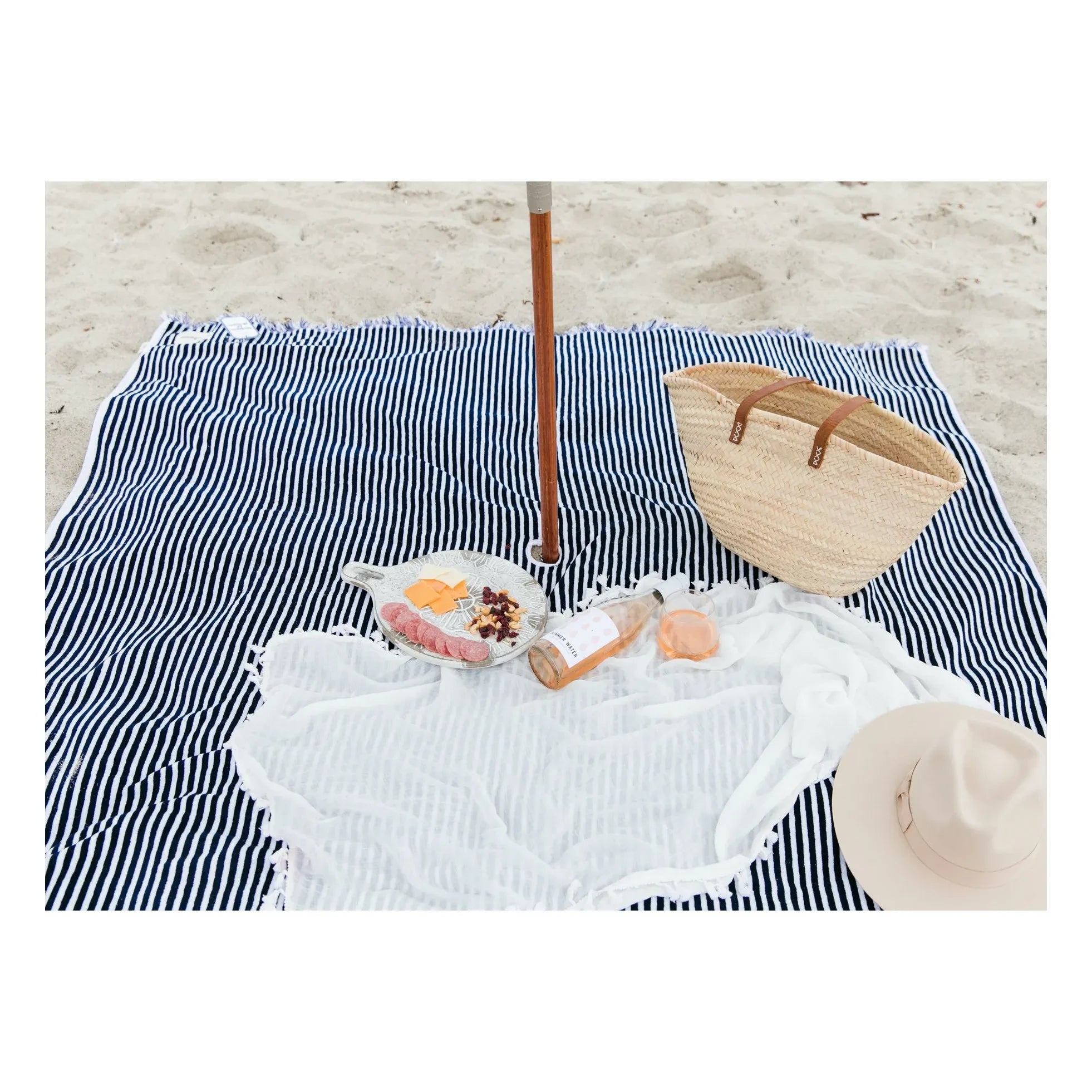 Business & Pleasure Co. - Toalla de playa con sombrilla | Azul marino