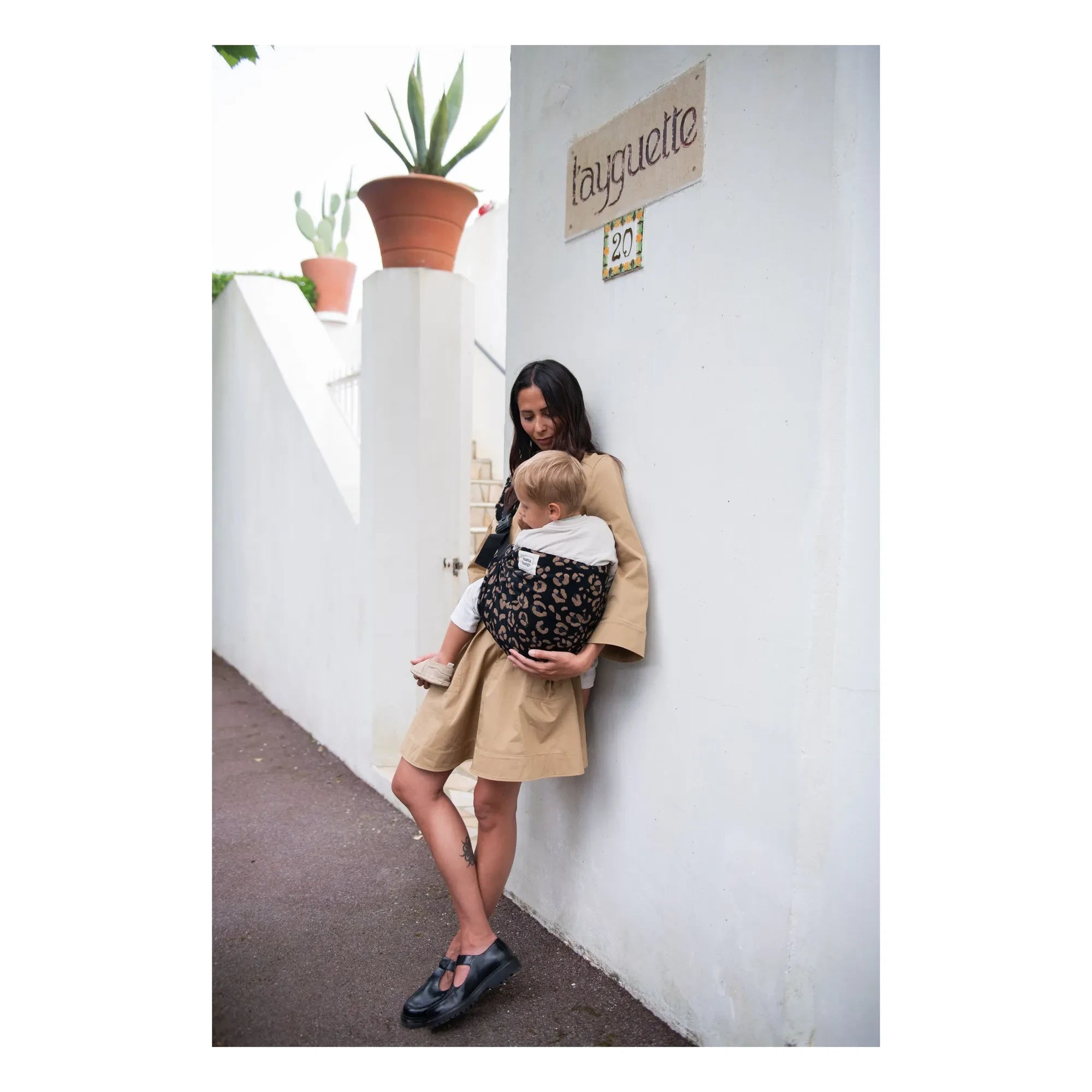 Mama Hangs - Mochila portabebés Carry & Walk | Leopardo negro