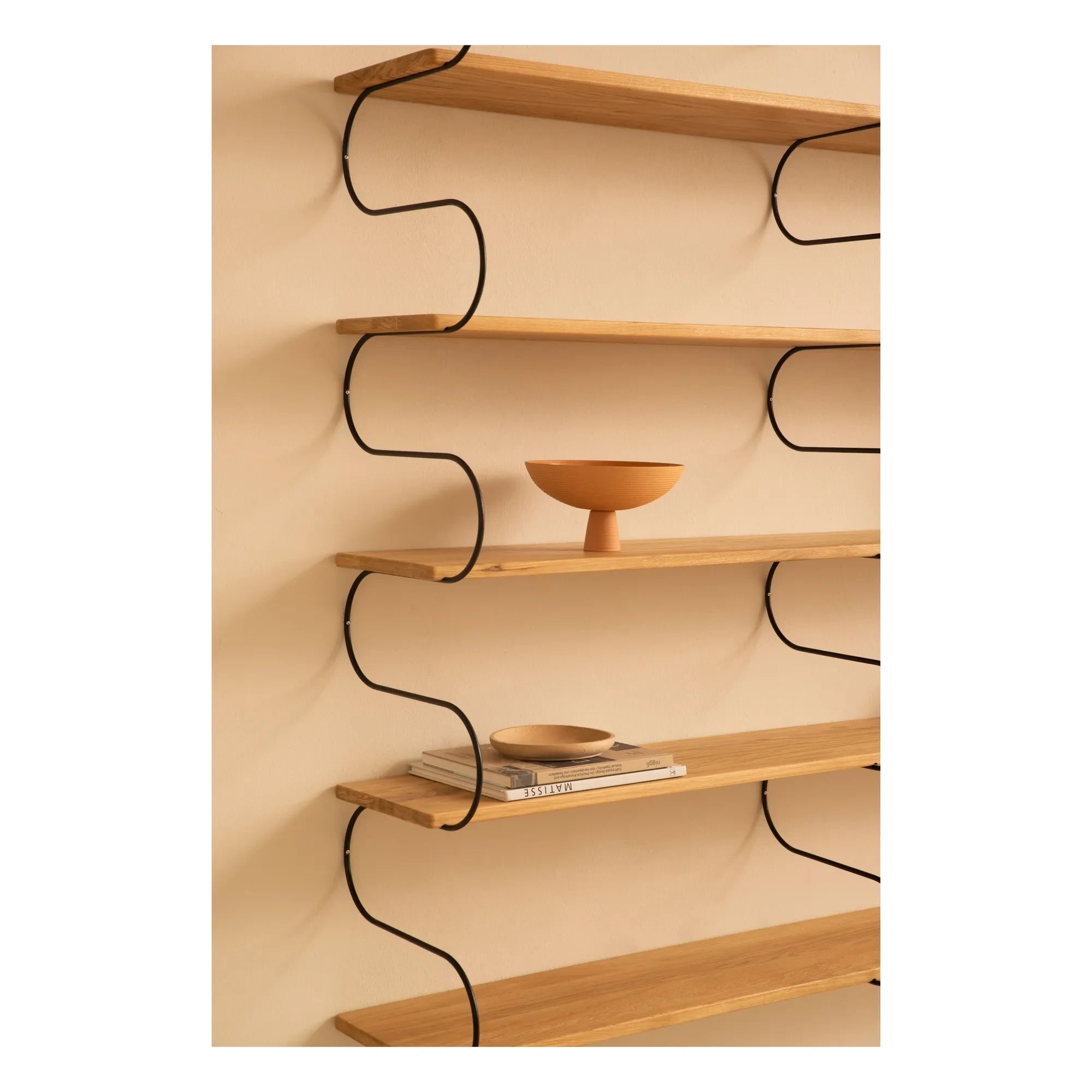 Schneid Studio - Estante de madera de roble Onda | Negro