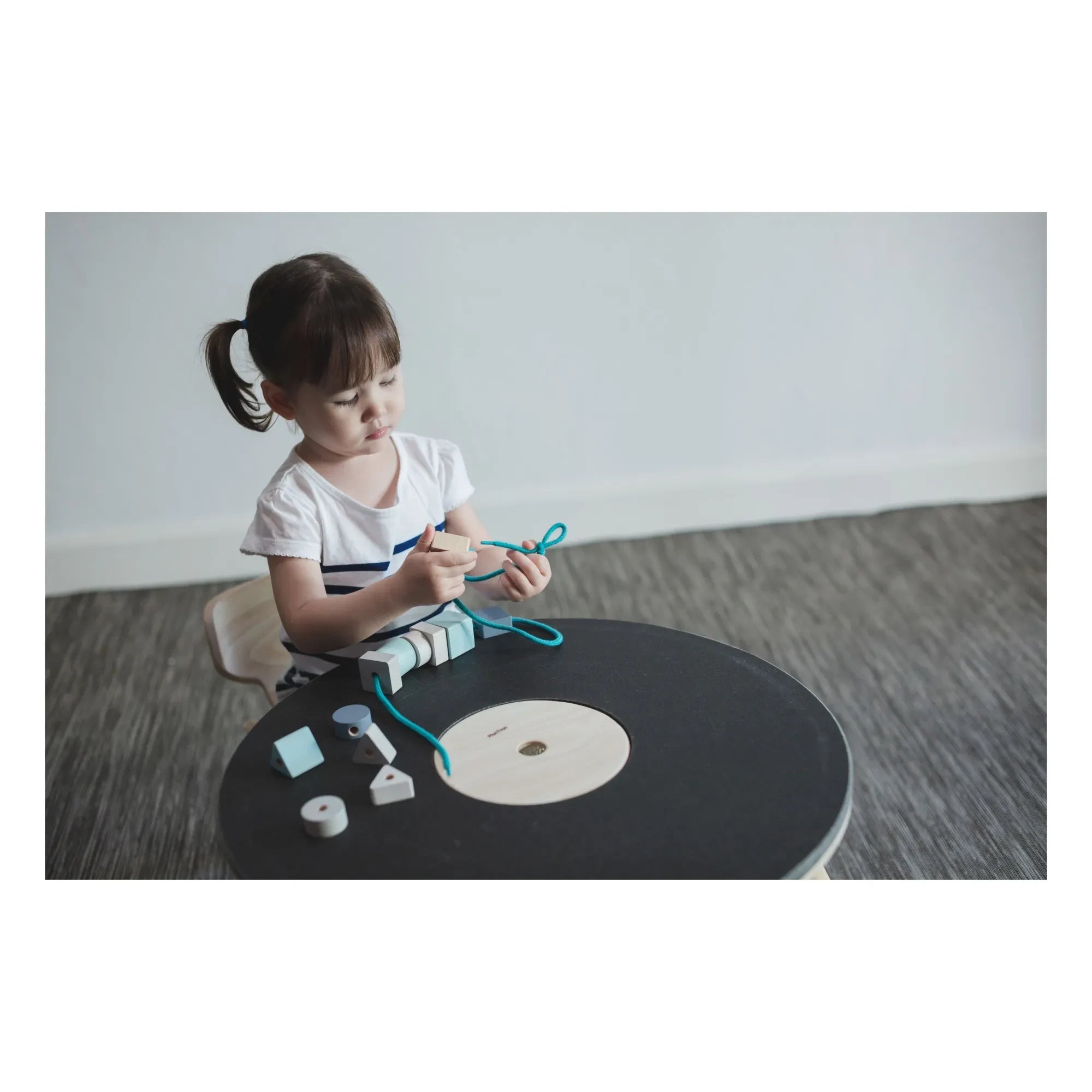 Plan Toys - Mesa de juego redonda con superficie de pizarra