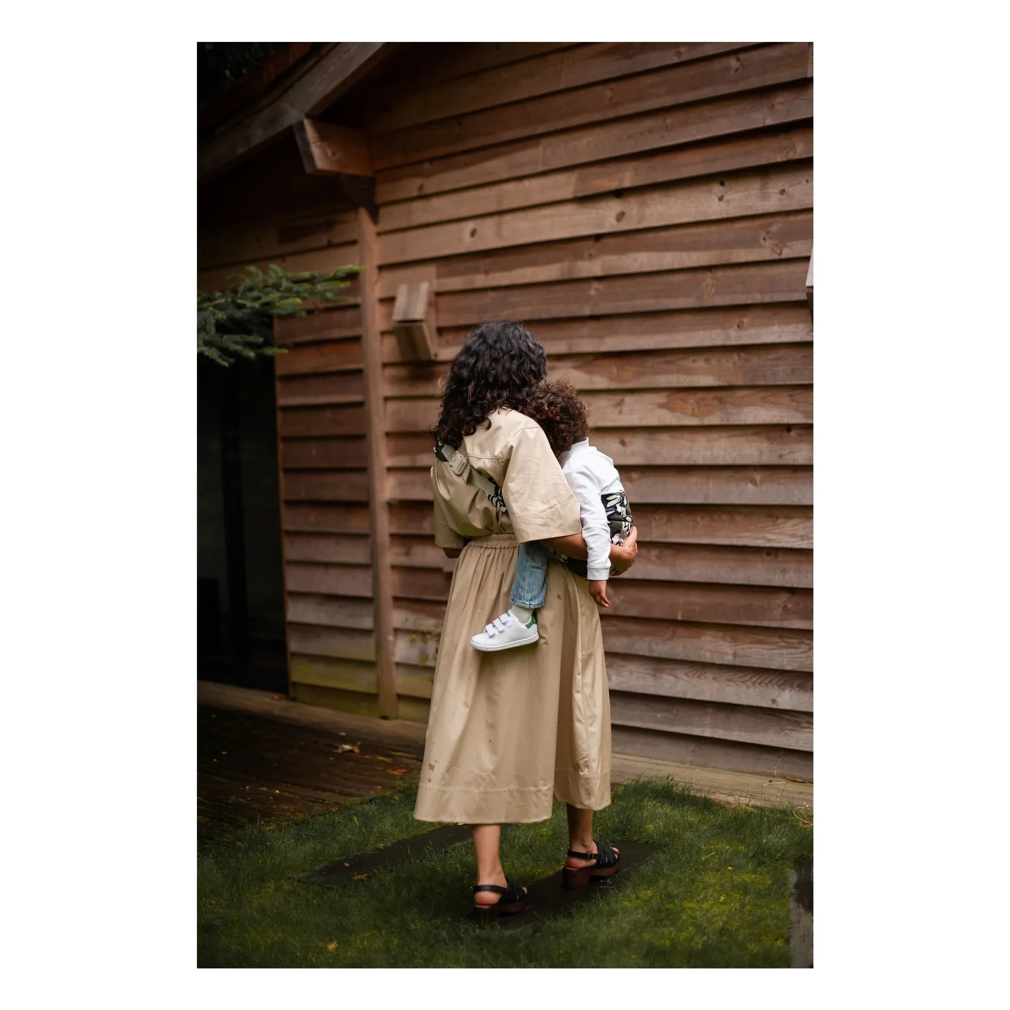 Mama Hangs - Mochila portabebés Carry & Walk | Caqui